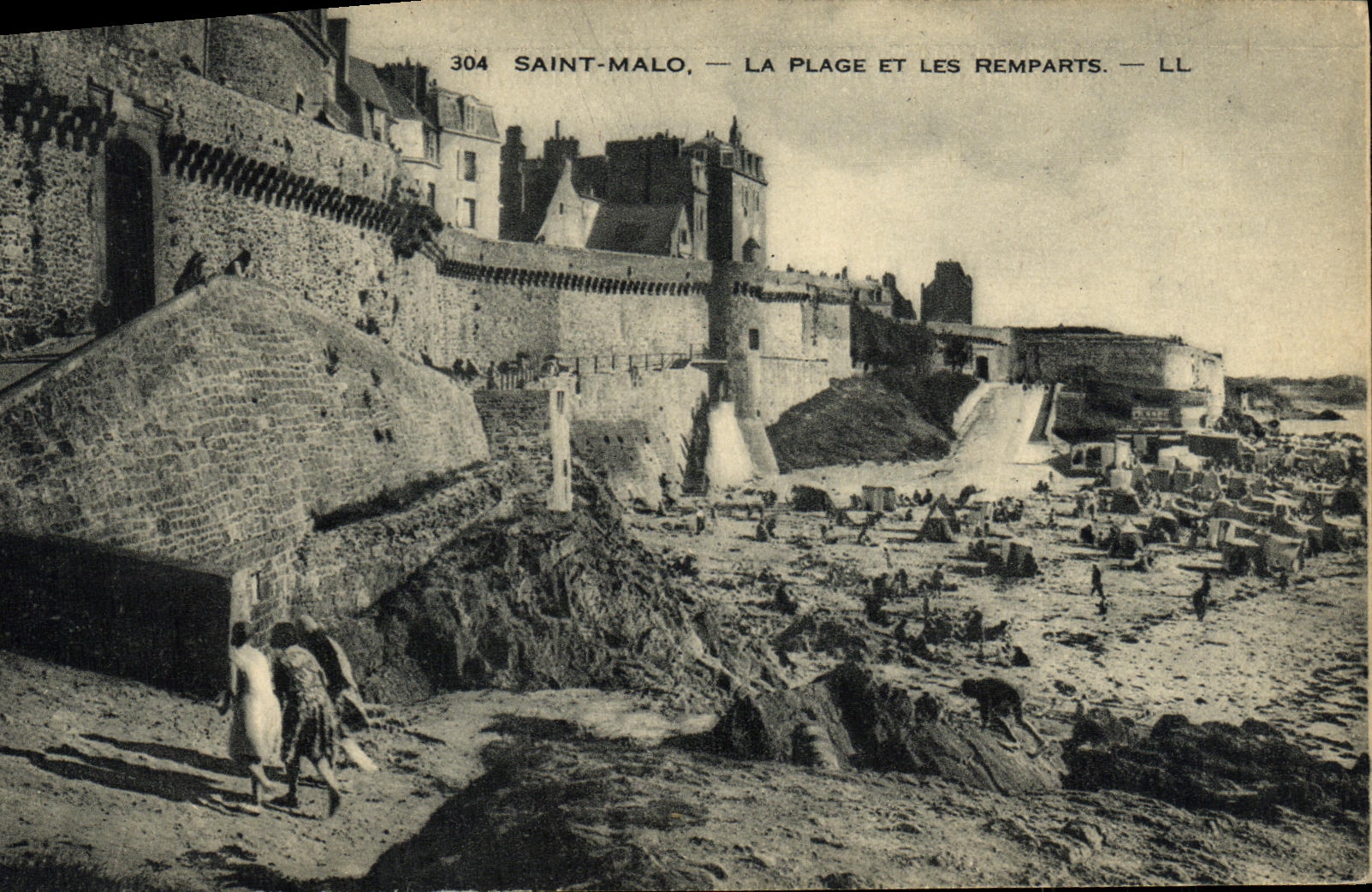 Saint-Malo — La plage et les remparts — LL