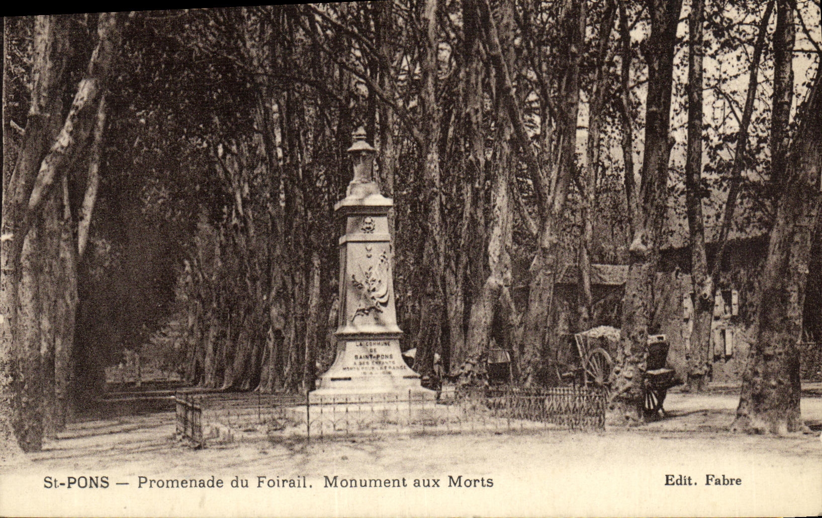 CPA St Pons Promenade du Foirail Monument aux Morts