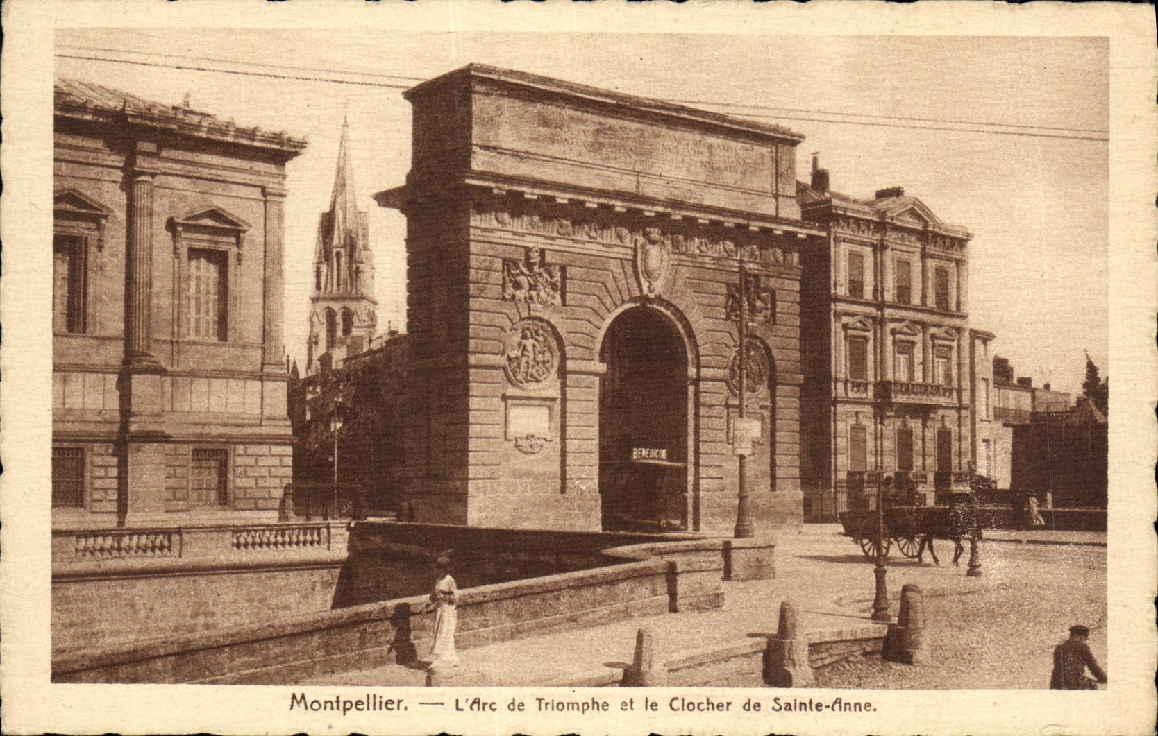 CPA Montpellier L Arc de Triomphe et le Clocher de Sainte Anne