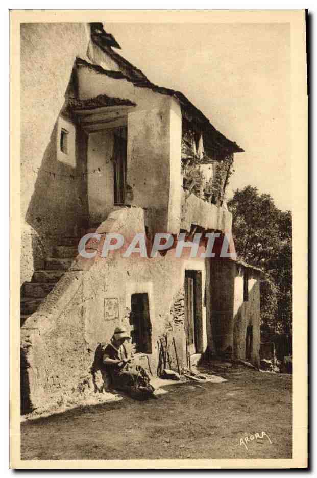 CPA Lamalou les Bains une maison cevenole a Villecelle Folklore Femme