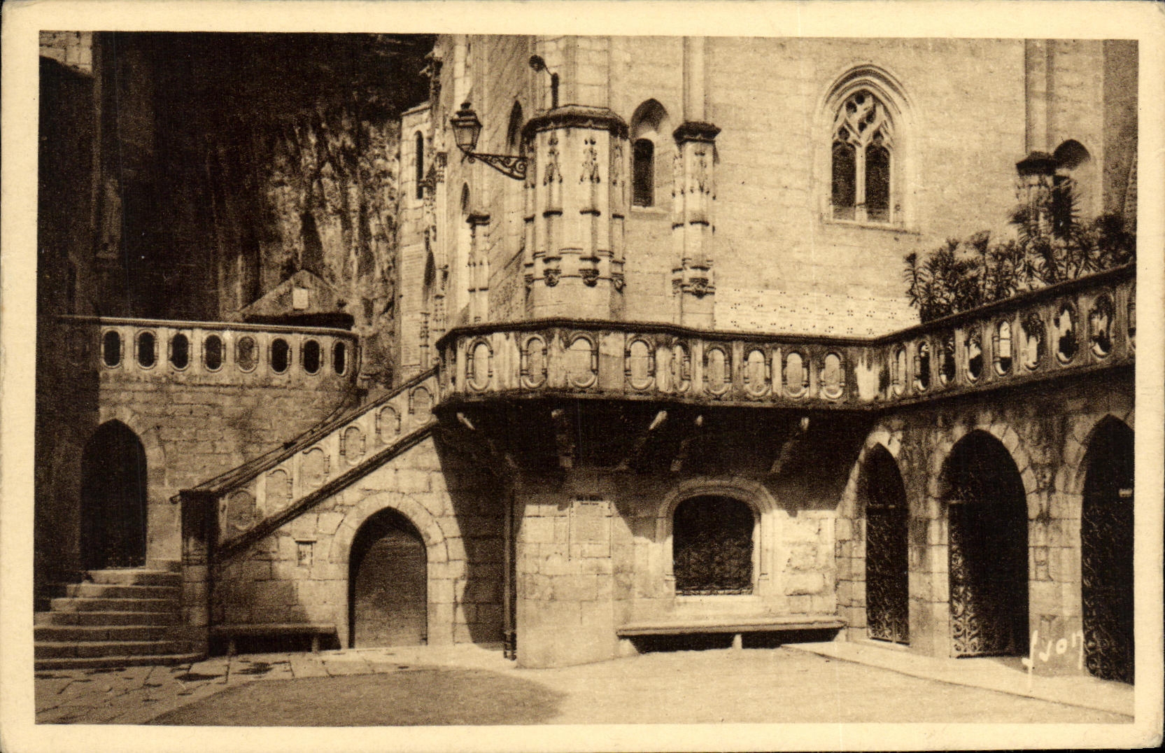 Rocamadour (Lot) — Le parvis et l'escalier de la chapelle miraculeuse — Les Éditions d'Art WOHN, Paris