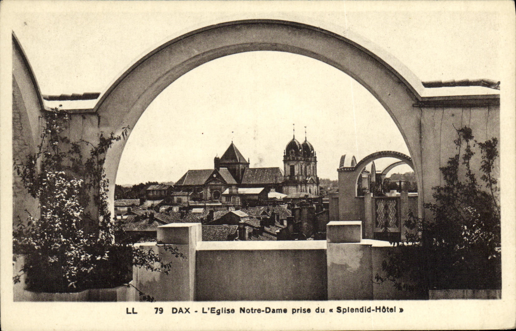 CPA Dax L Eglise Notre Dame prise du Splendid Hotel