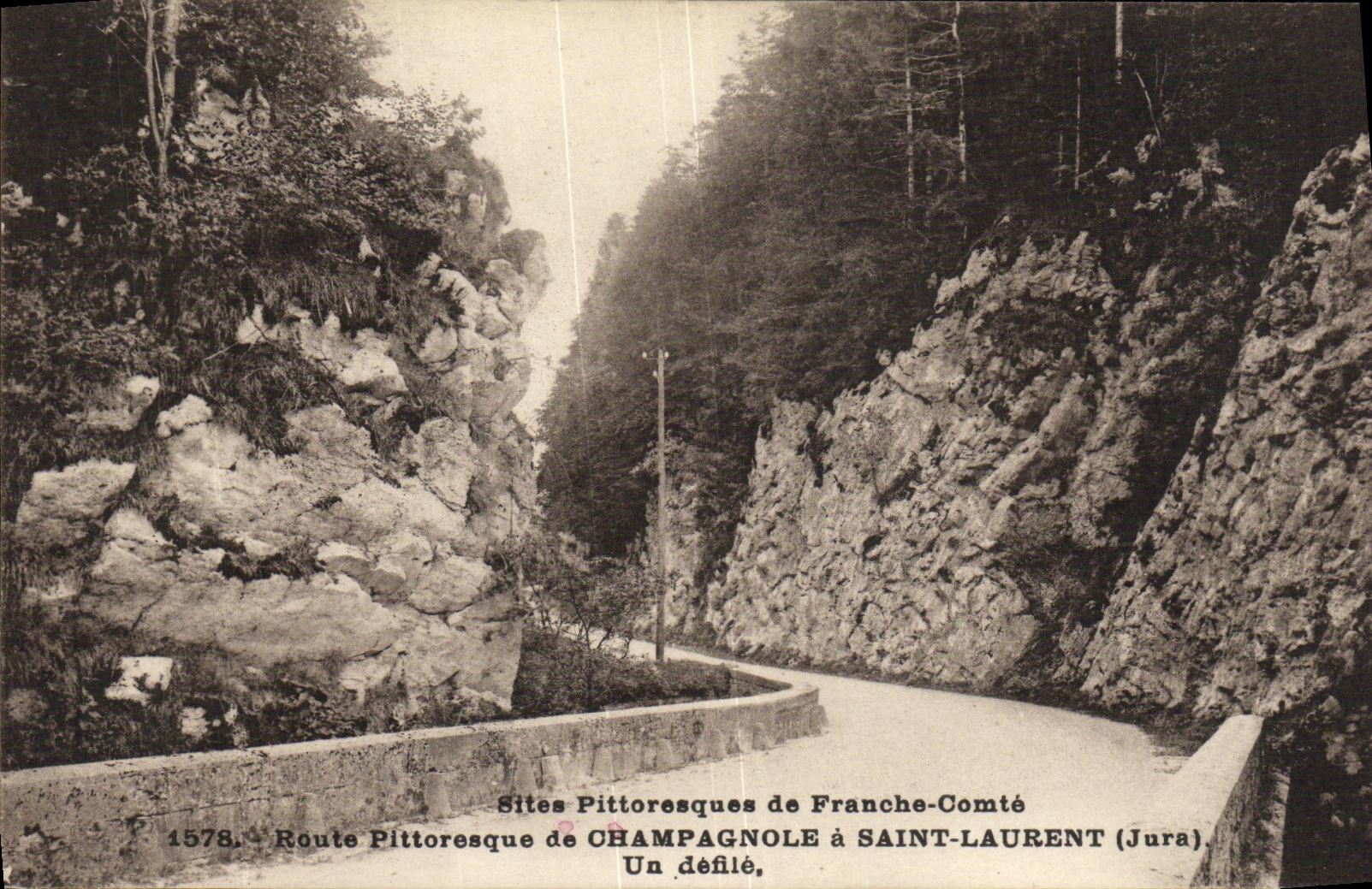 CPA Sites Pittoresques de Franche Comte route Pittoresque de Champagnole a Saint Laurent Un defile