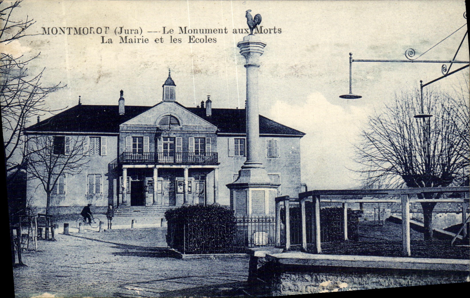 CPA Montmorot Le Monument aux Morts La Mairie et les Ecoles