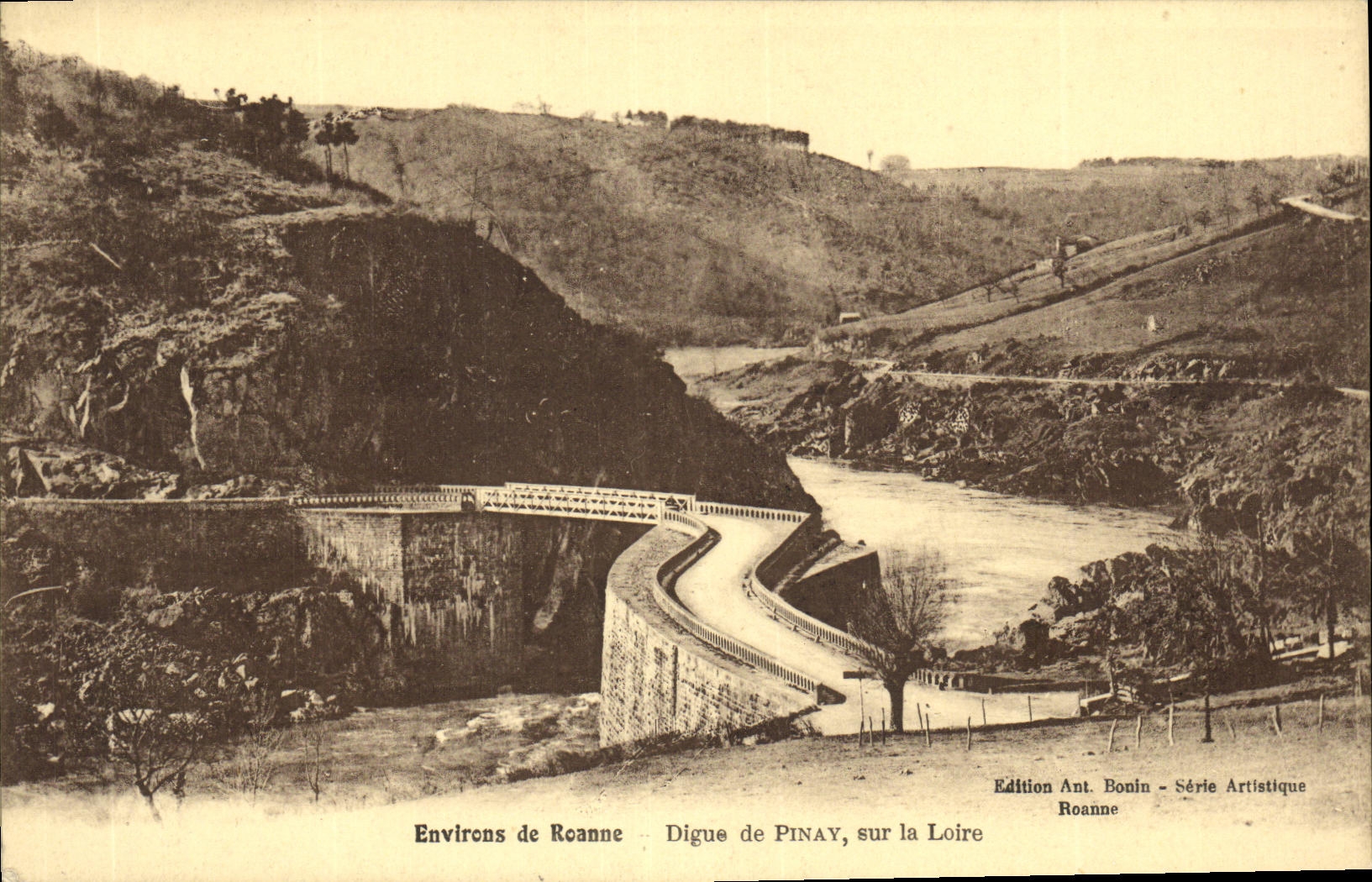 CPA Environs de Roanne Digue de Pinay Sur La Loire