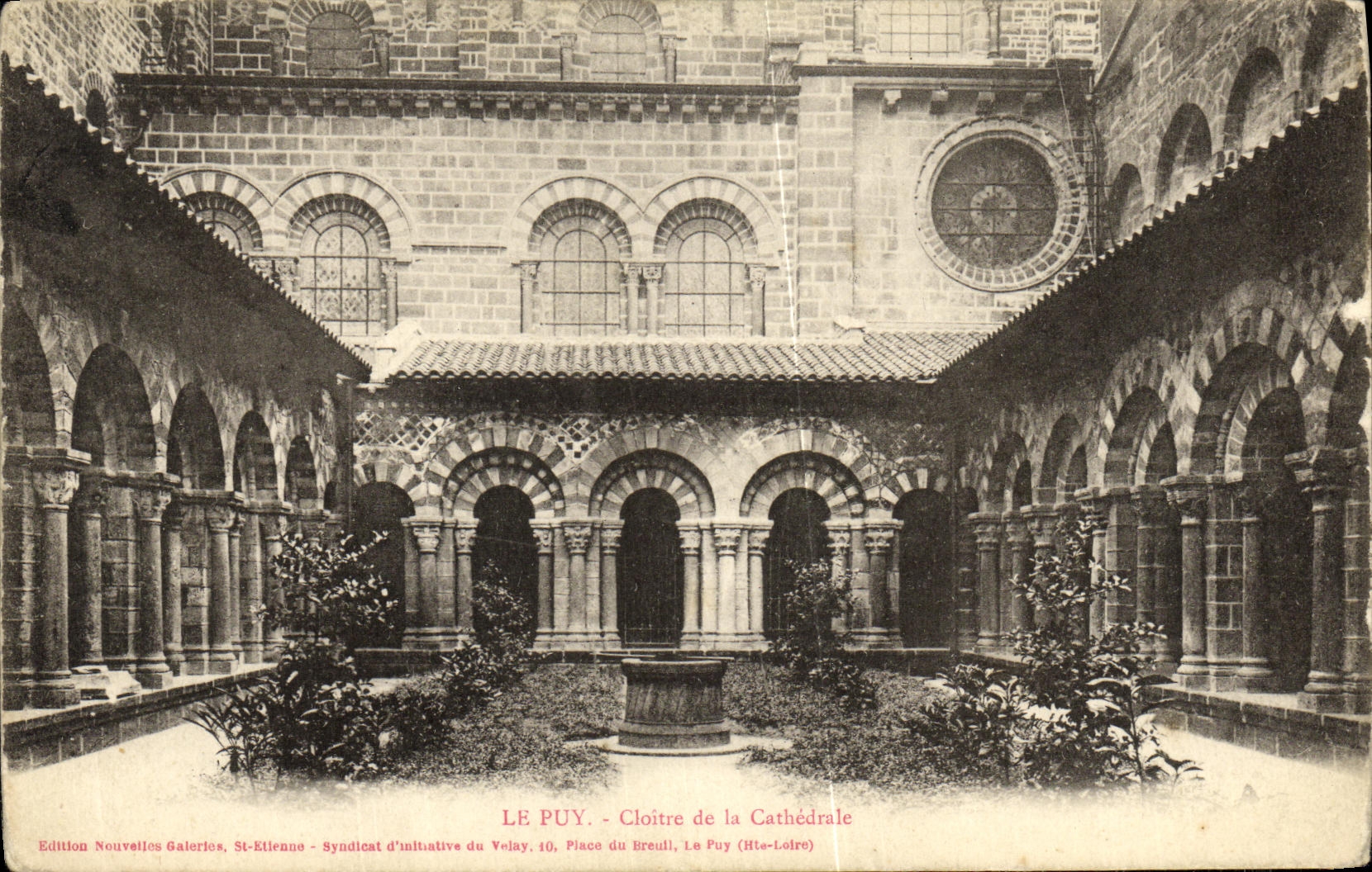 CPA Le Puy Cloitre de la Cathedrale
