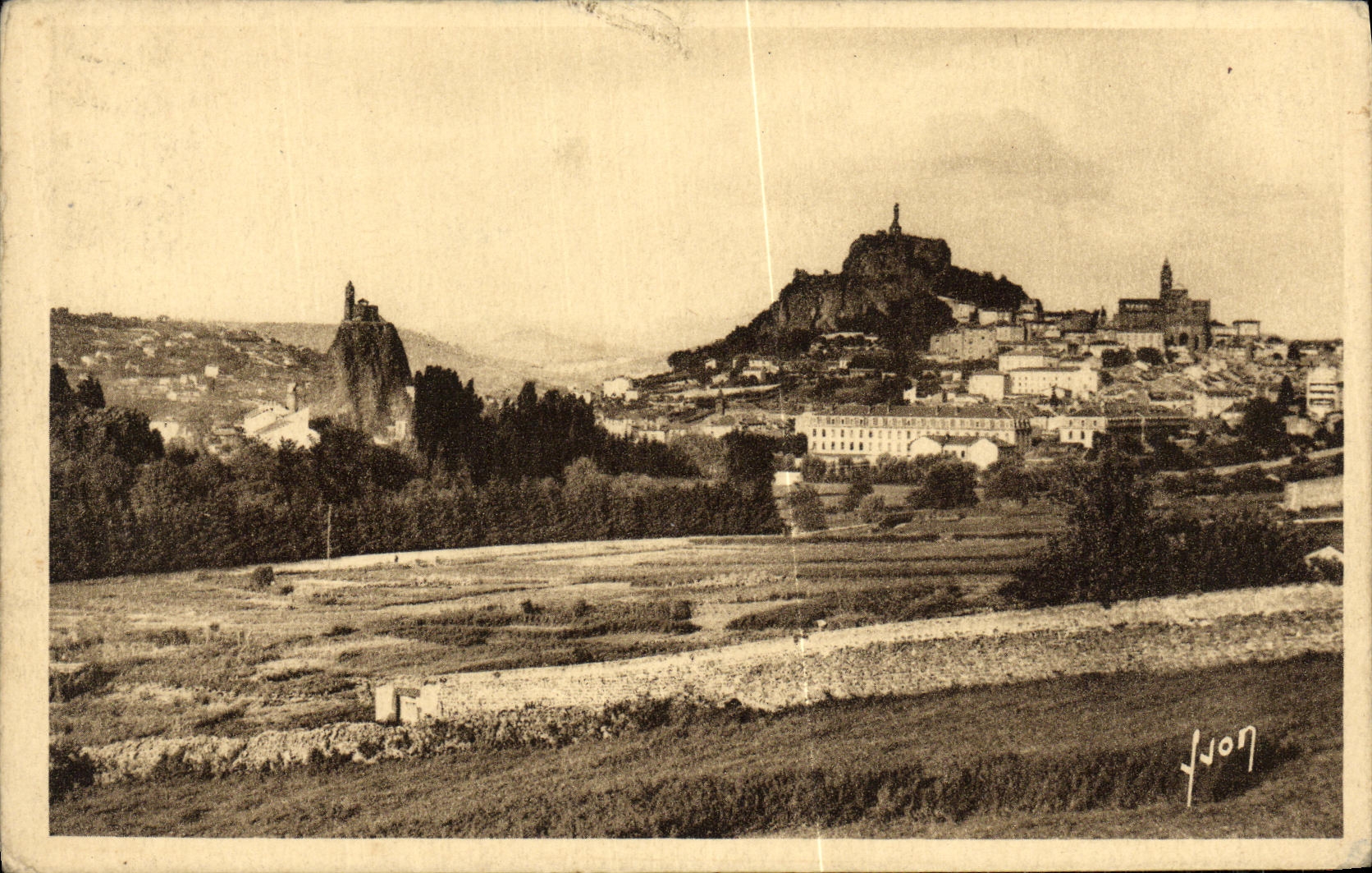 CPA Le Puy Les Rochers Corneille