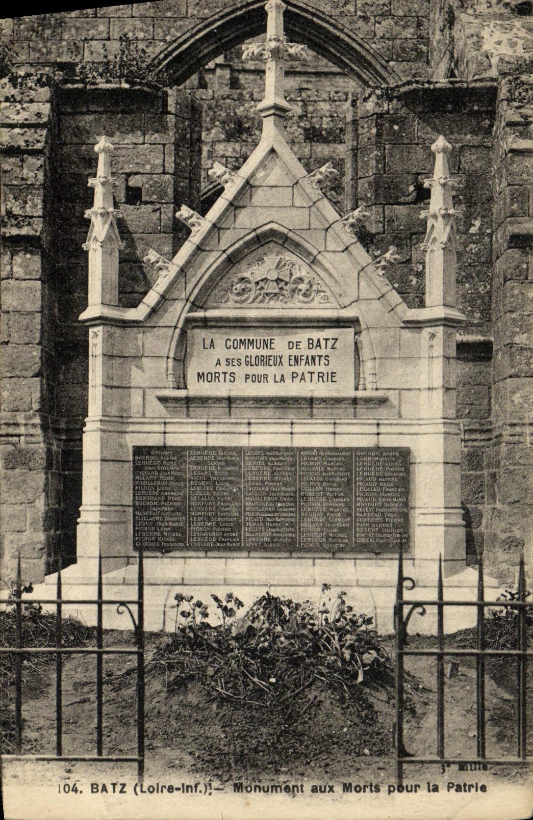 CPA Batz Monument aux Morts Pour la Patrie Militaria