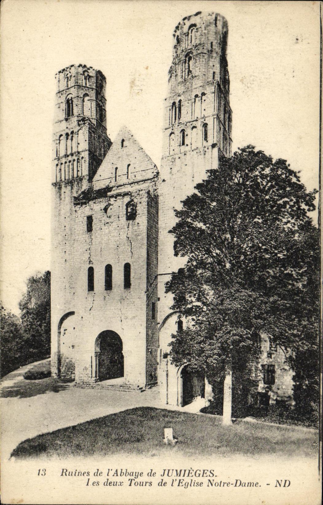CPA Jumieges Ruines de L Abbaye les Deux Tours de L Eglise