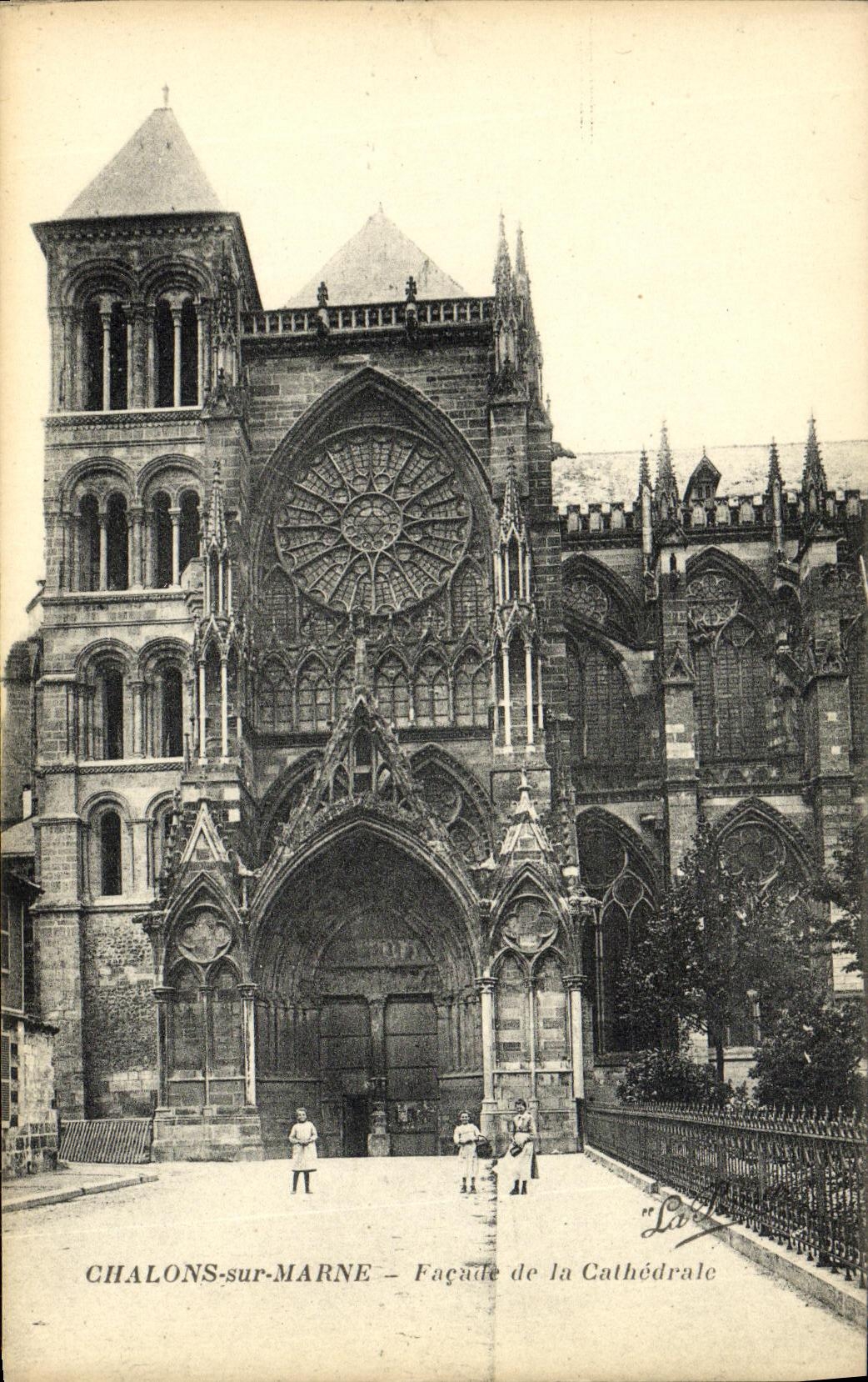 Chalons-sur-Marne — Façade de la Cathédrale — La Libre