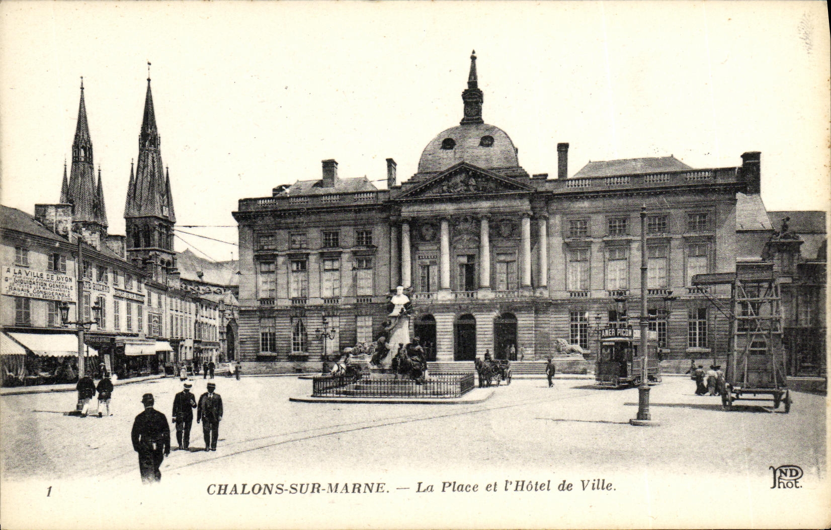 CPA Chalons sur Marne La Place et l Hotel de Ville