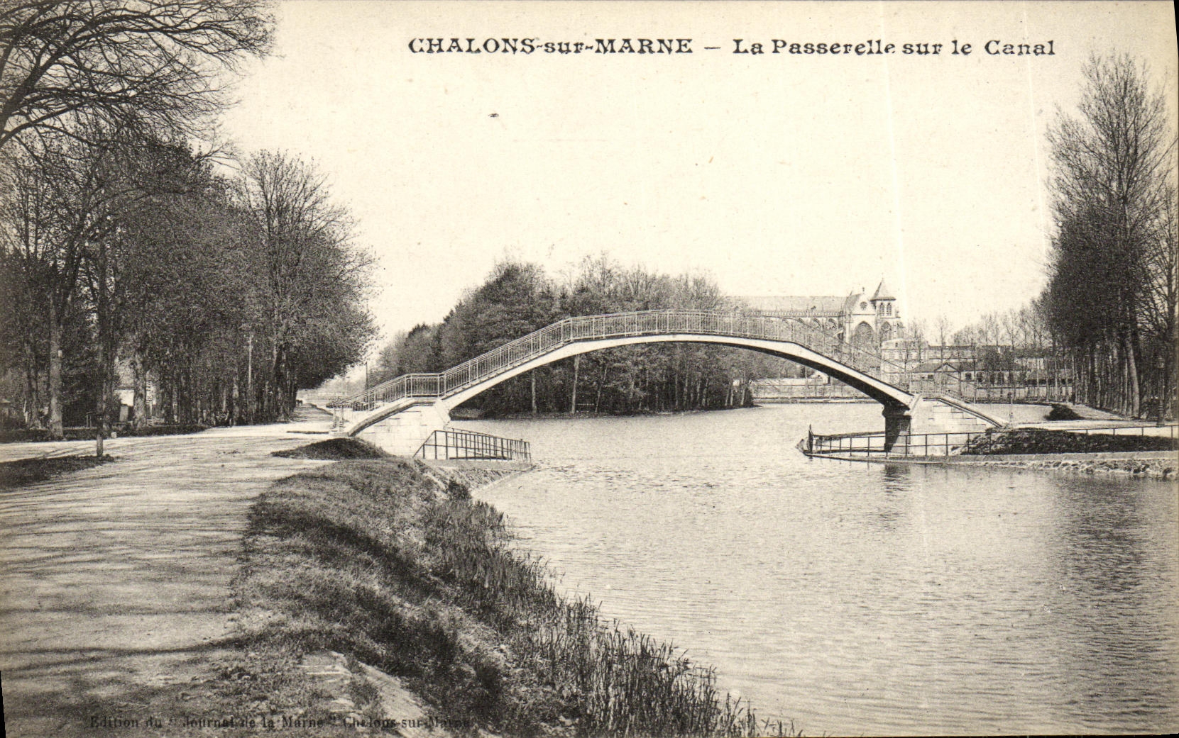 CPA Chalons sur Marne La Passerelle Sur Le Canal
