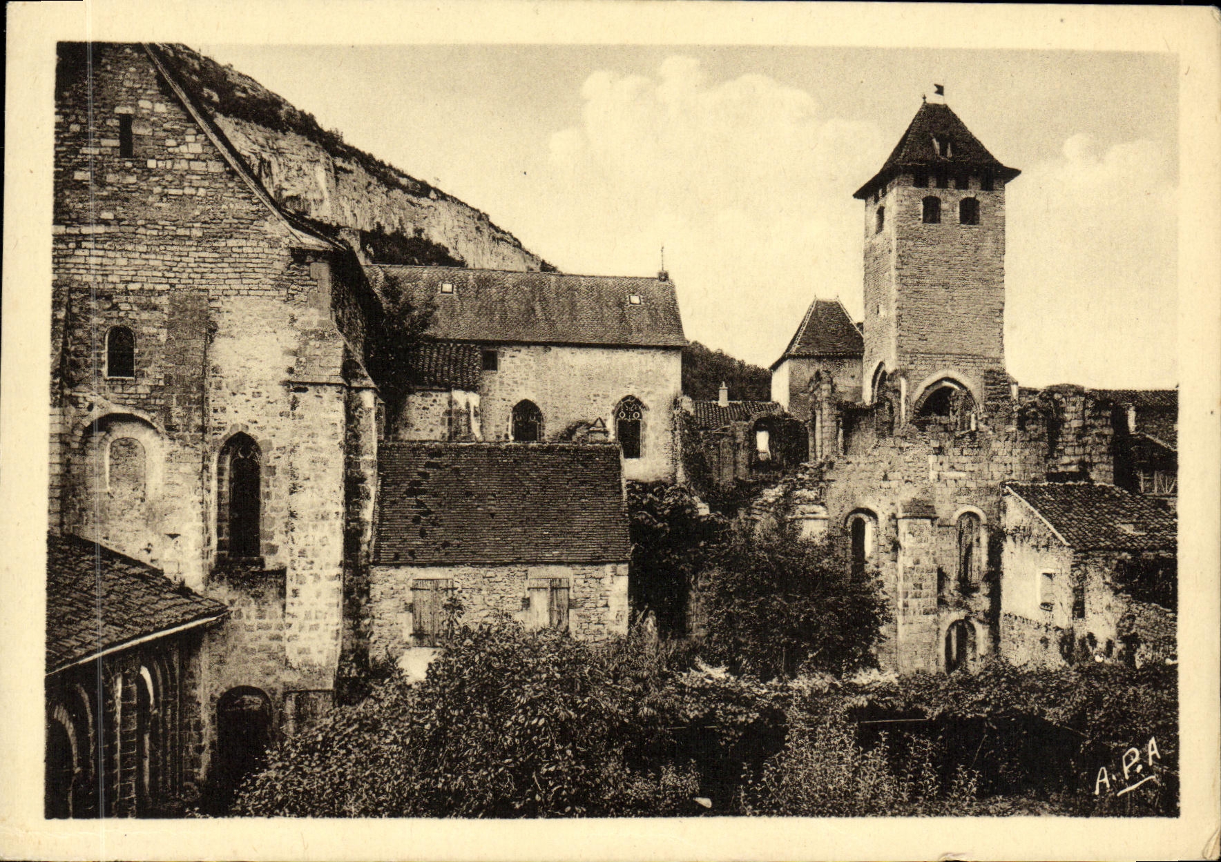 CPA Vallee du Cete Marclhac Eglise Abbatiale et Ruines de L Abbaye