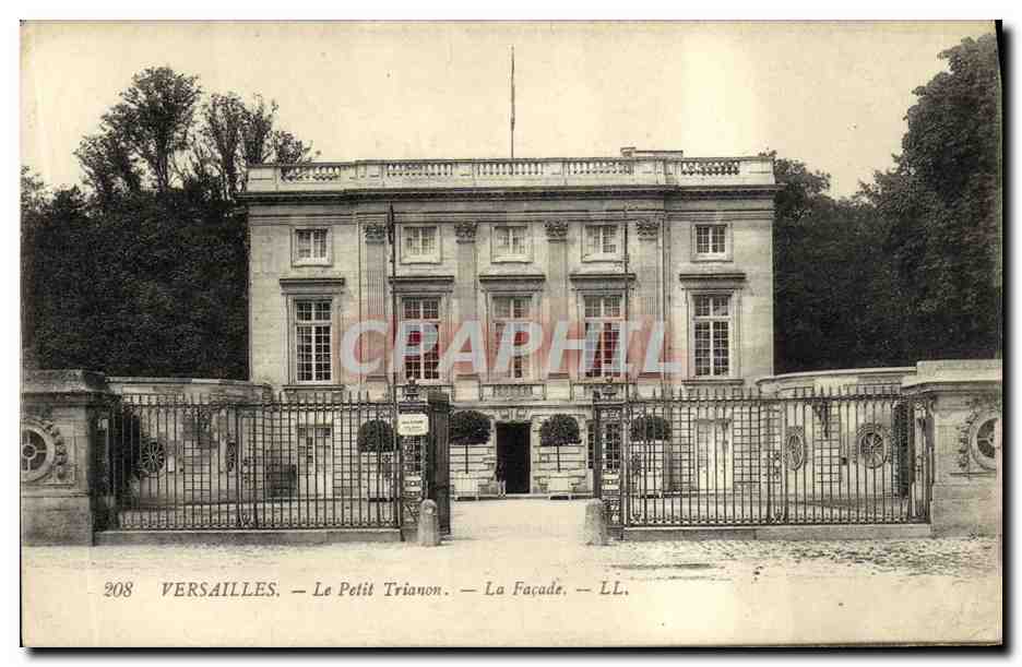 CPA Versailles Le Petit Trianon La facade