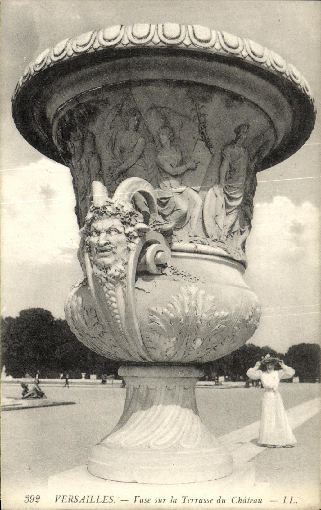 CPA Versailles Vase sur la Terrasse du Chateau