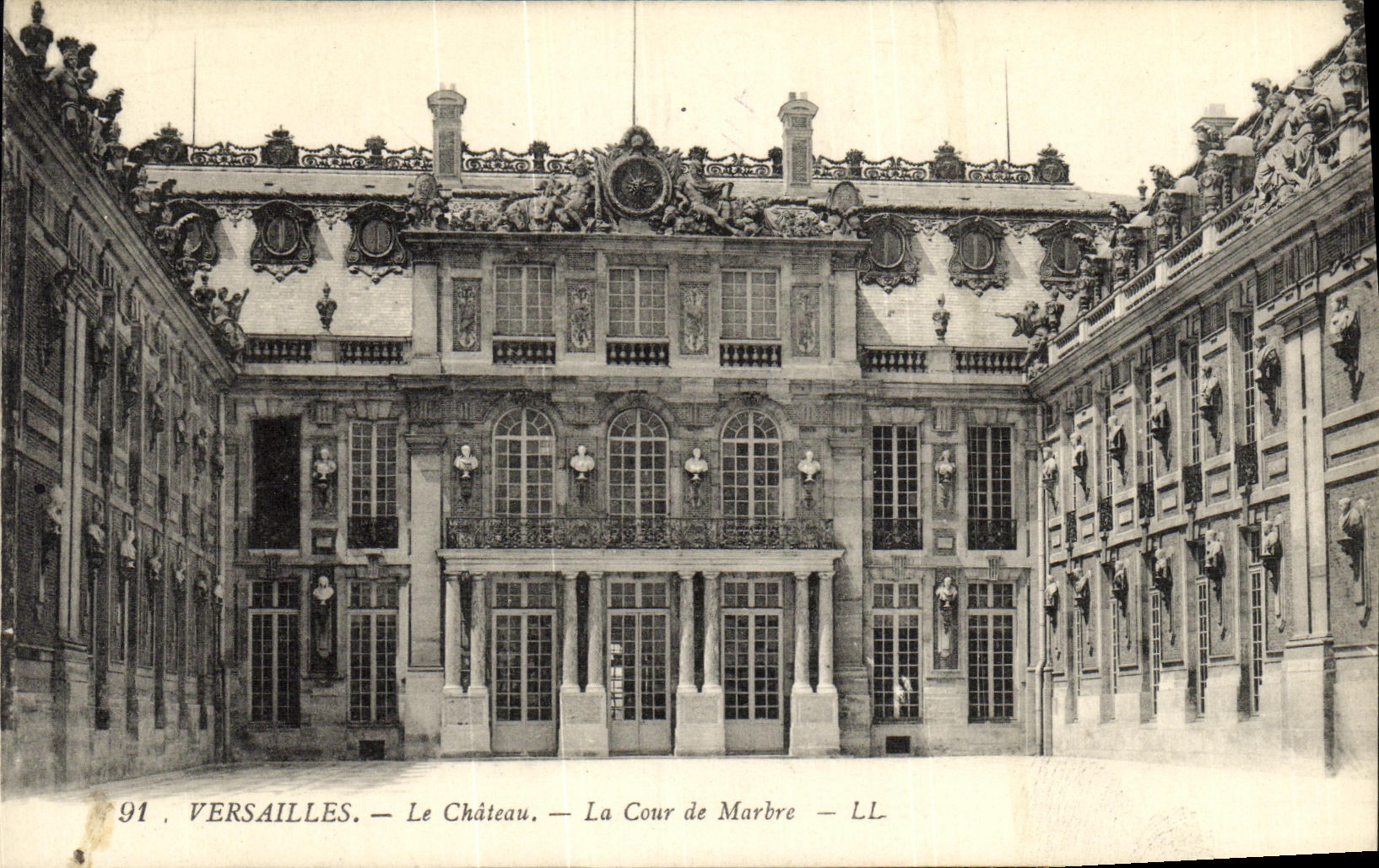 Versailles — Le Château — La Cour de Marbre — LL — n°91