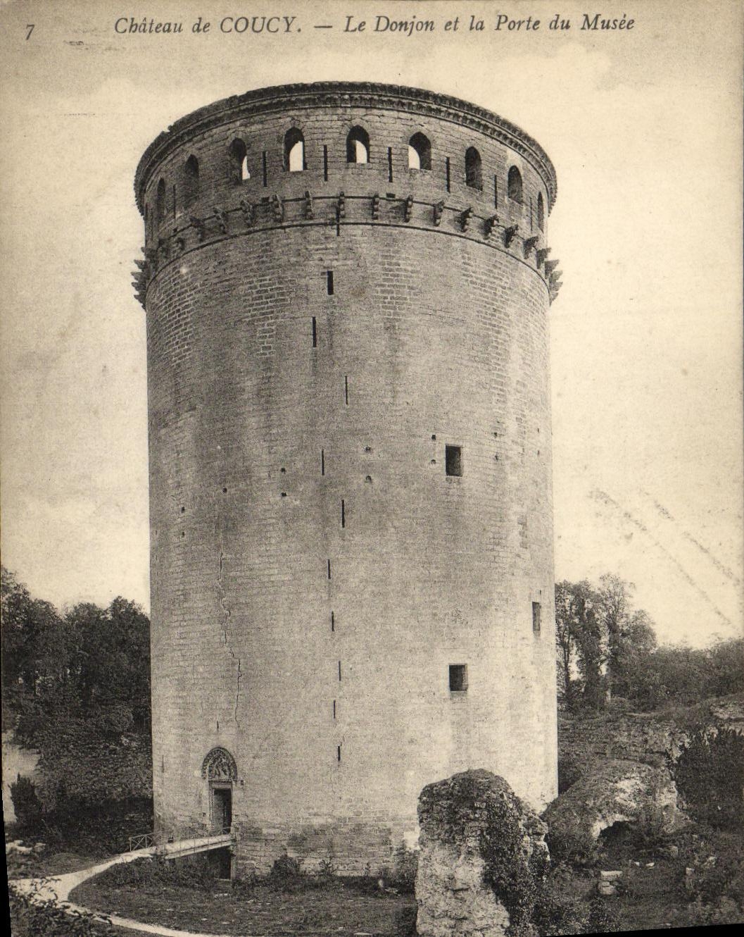 CPA Chateau De Coucy Le Donjon et la Porte du Musee