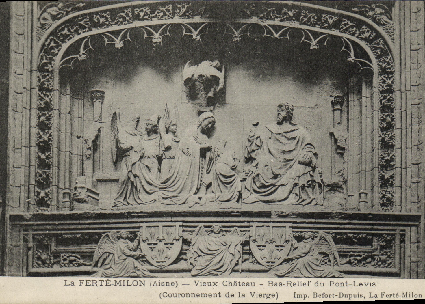 La FERTÉ-MILON (Aisne) — Altes Schloss — Basrelief des Pont-Levis (Krönung der Jungfrau) — Imp. Béfort-Dupuis, La Ferté-Milon