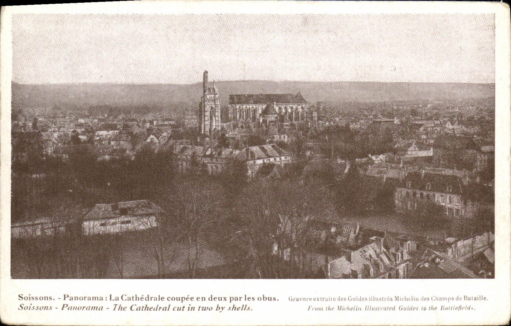 CPA Soissons Panorama La cathedrale coupee en deux par les obus Militaria