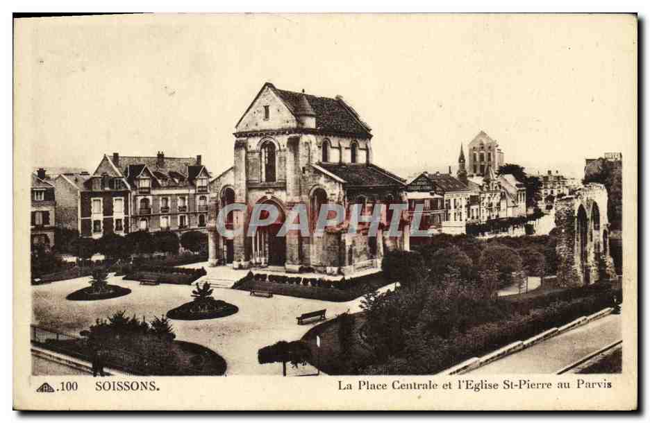 CPA Soissons La Place Centrale et l Eglise St Pierre au parvis
