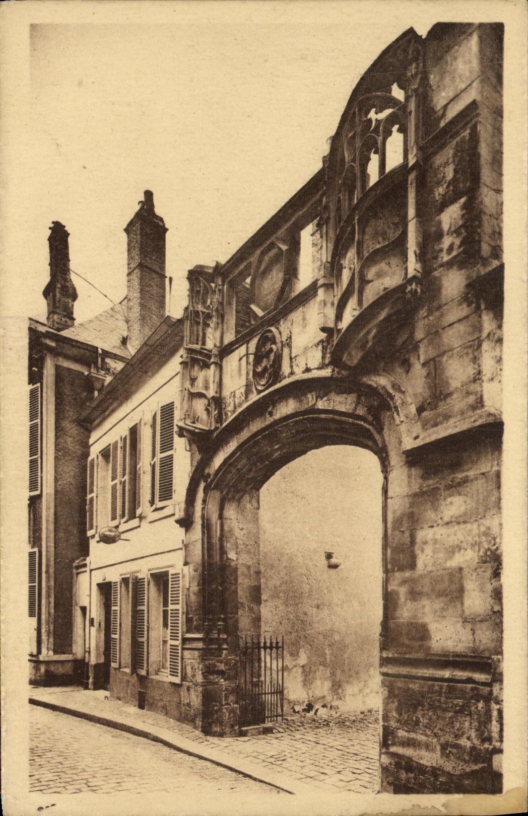 CPA Laon Vieille porte dans la rue Serurier 