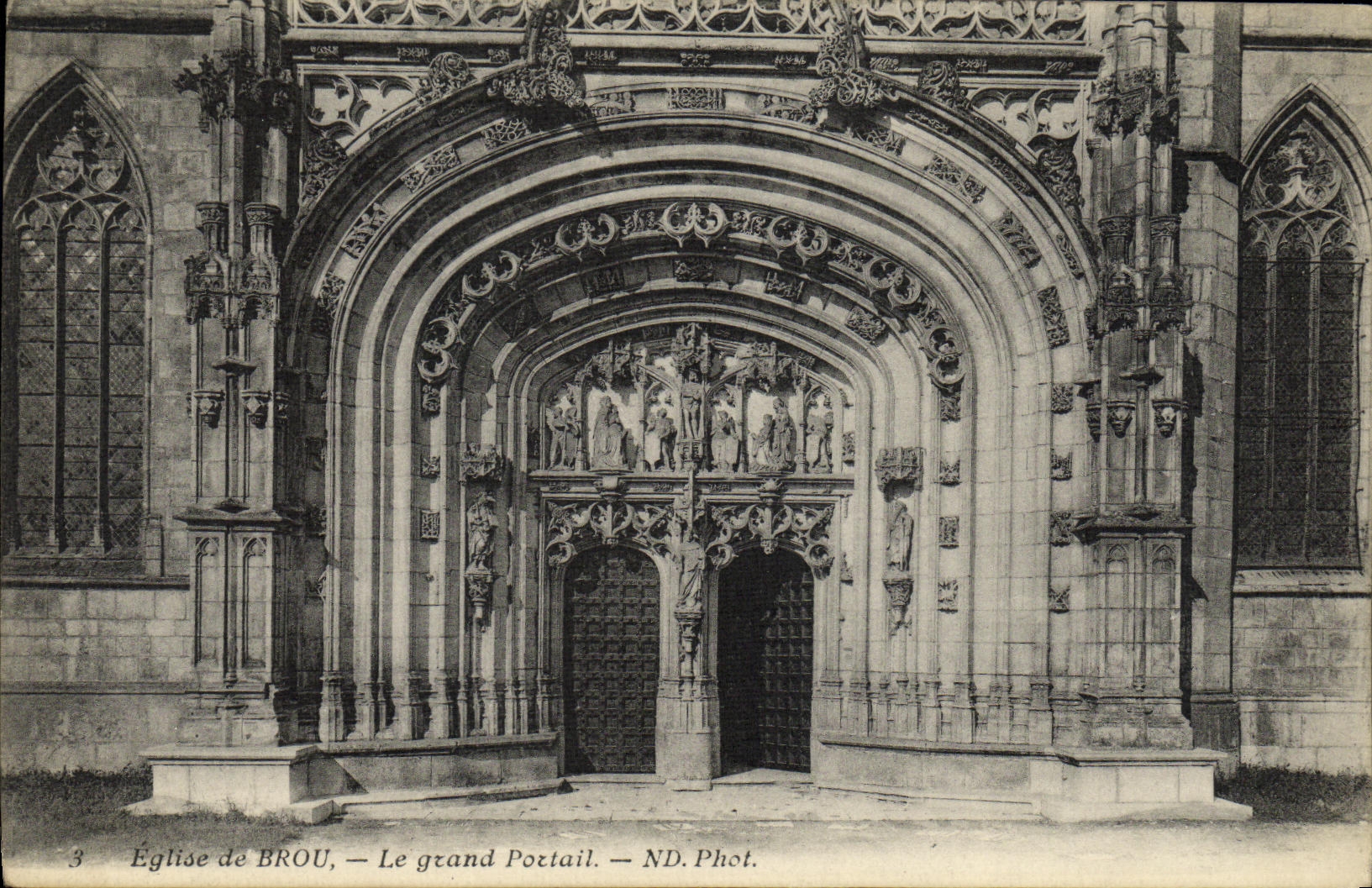 CPA Bourg Eglise Le grand Portail