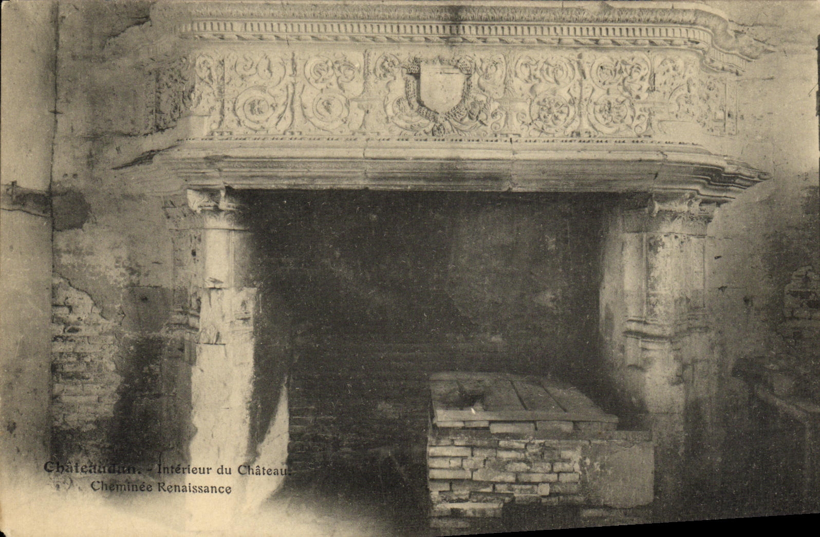 Châteaudun — Intérieur du Château. Cheminée Renaissance