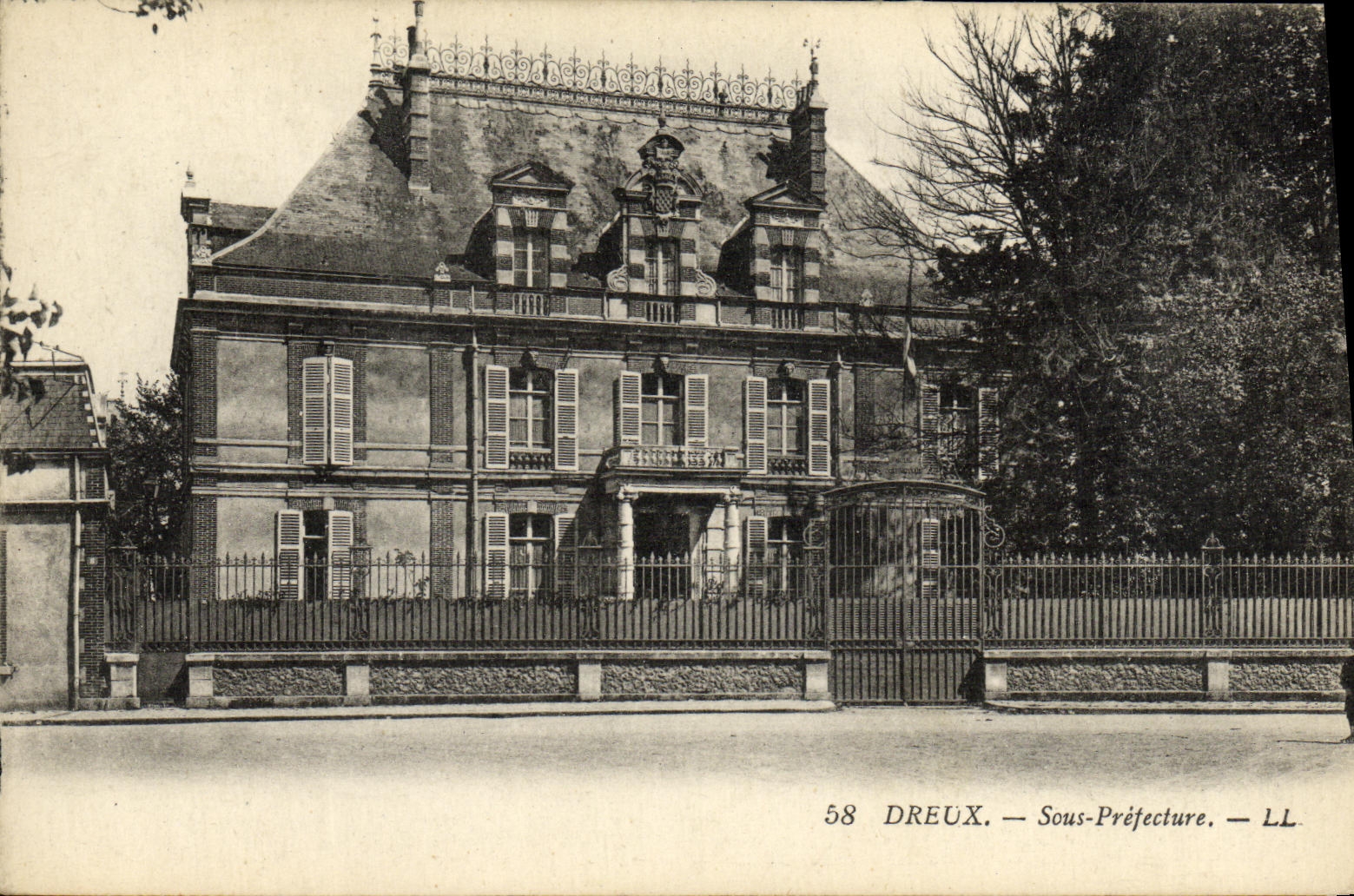 Dreux — Sous-Préfecture — LL
