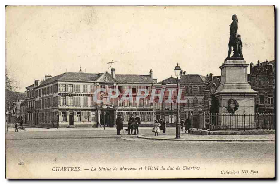 CPA Chartres La Statue de Marceau et L Hotel du Duc de Chartres