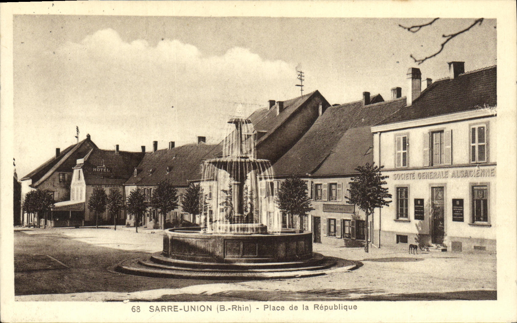 Sarre-Union (B.-Rhin) — Place de la République — Société Générale Alsacienne et Hôtel