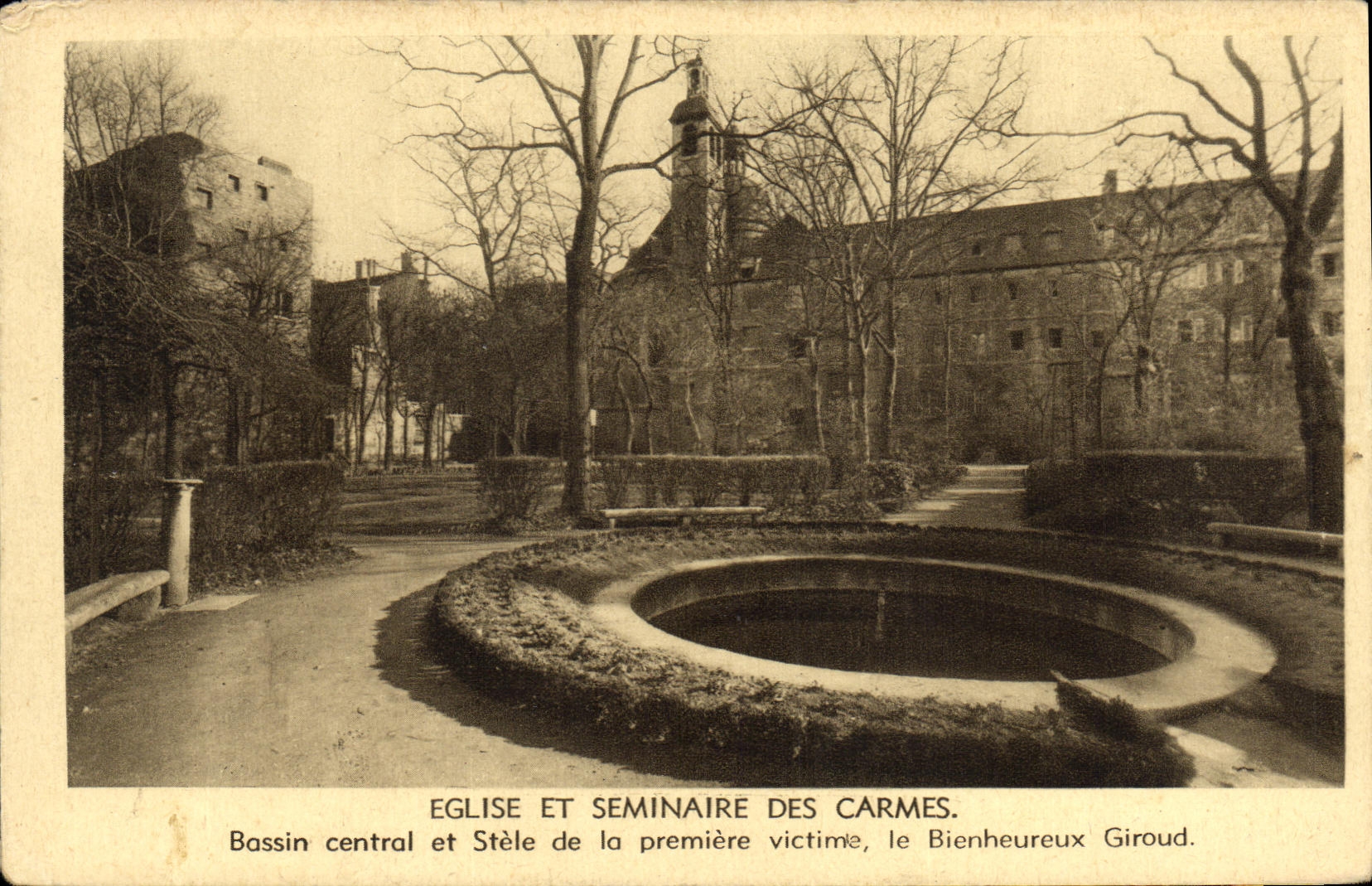 Église et séminaire des Carmes — Bassin central et stèle de la première victime, le Bienheureux Giroud.