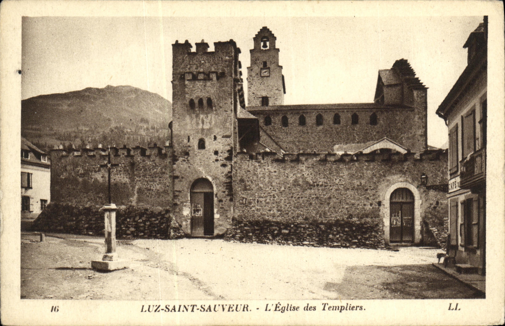 CPA Luz Saint Sauveur L Eglise des Templiers