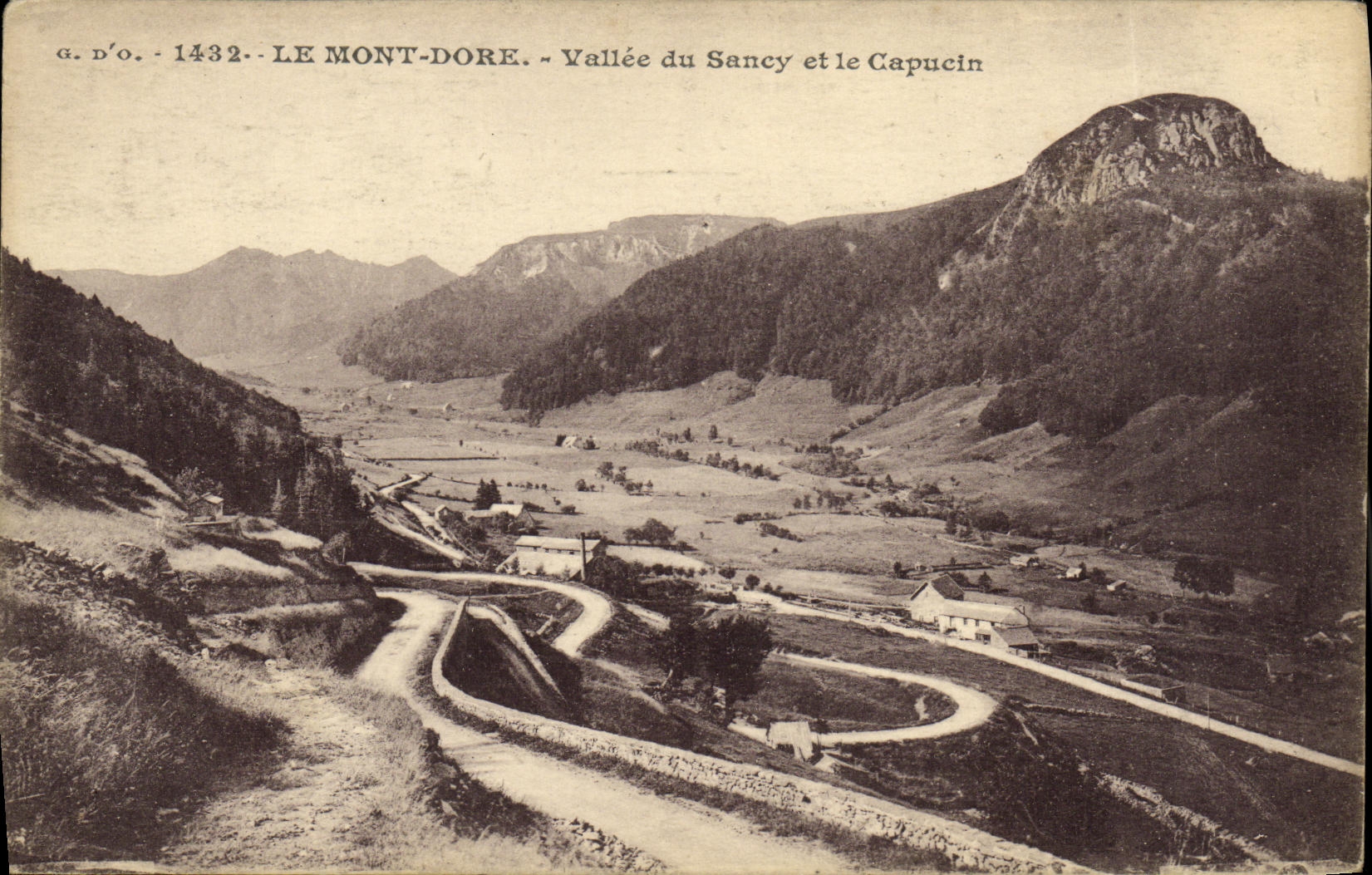 CPA Le Mont Dore Vallee du Sancy et le Capucin
