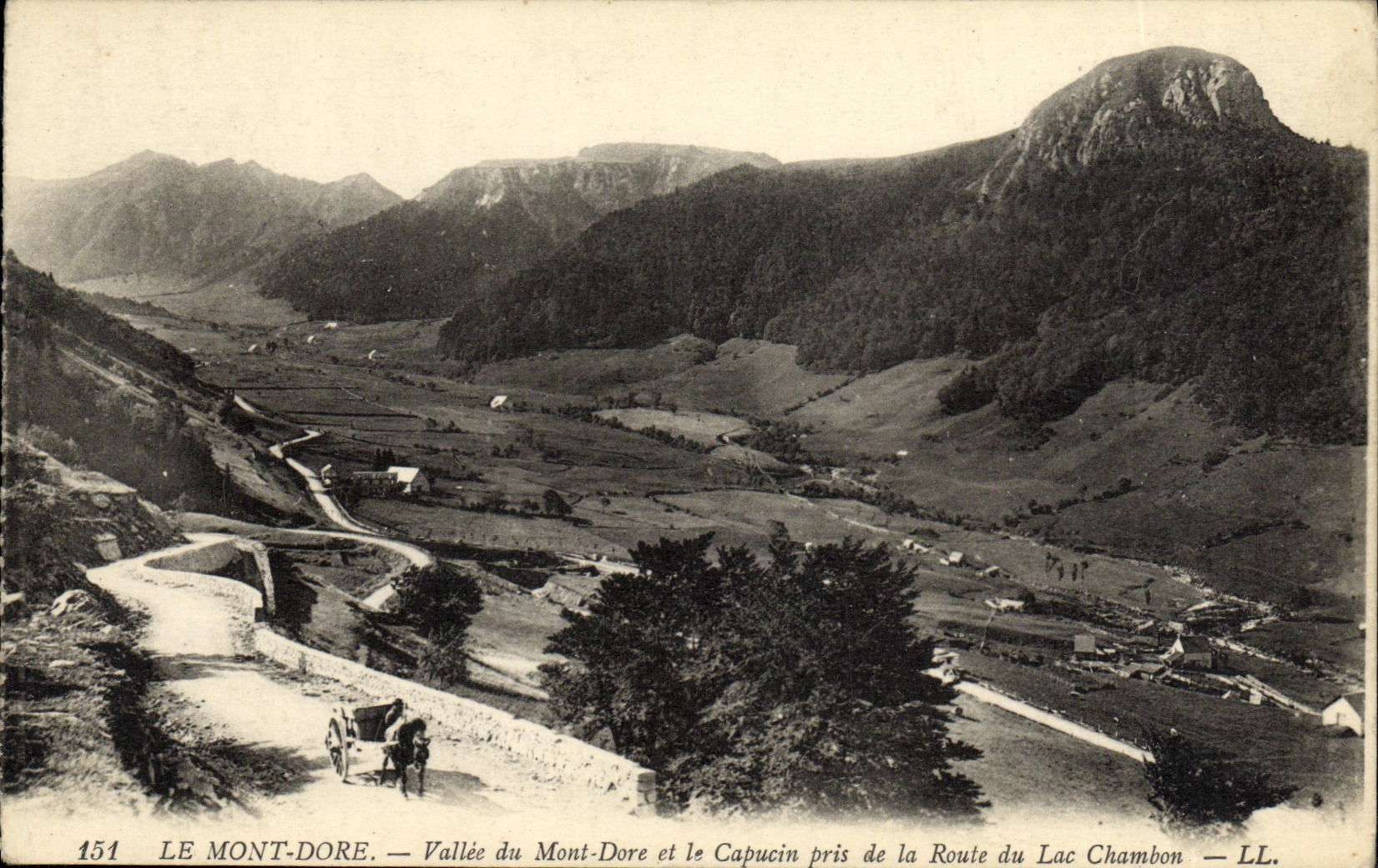 CPA Le Mont Dore Vallee du Mont Dore et le Capucin pris de la route du lac Chambon