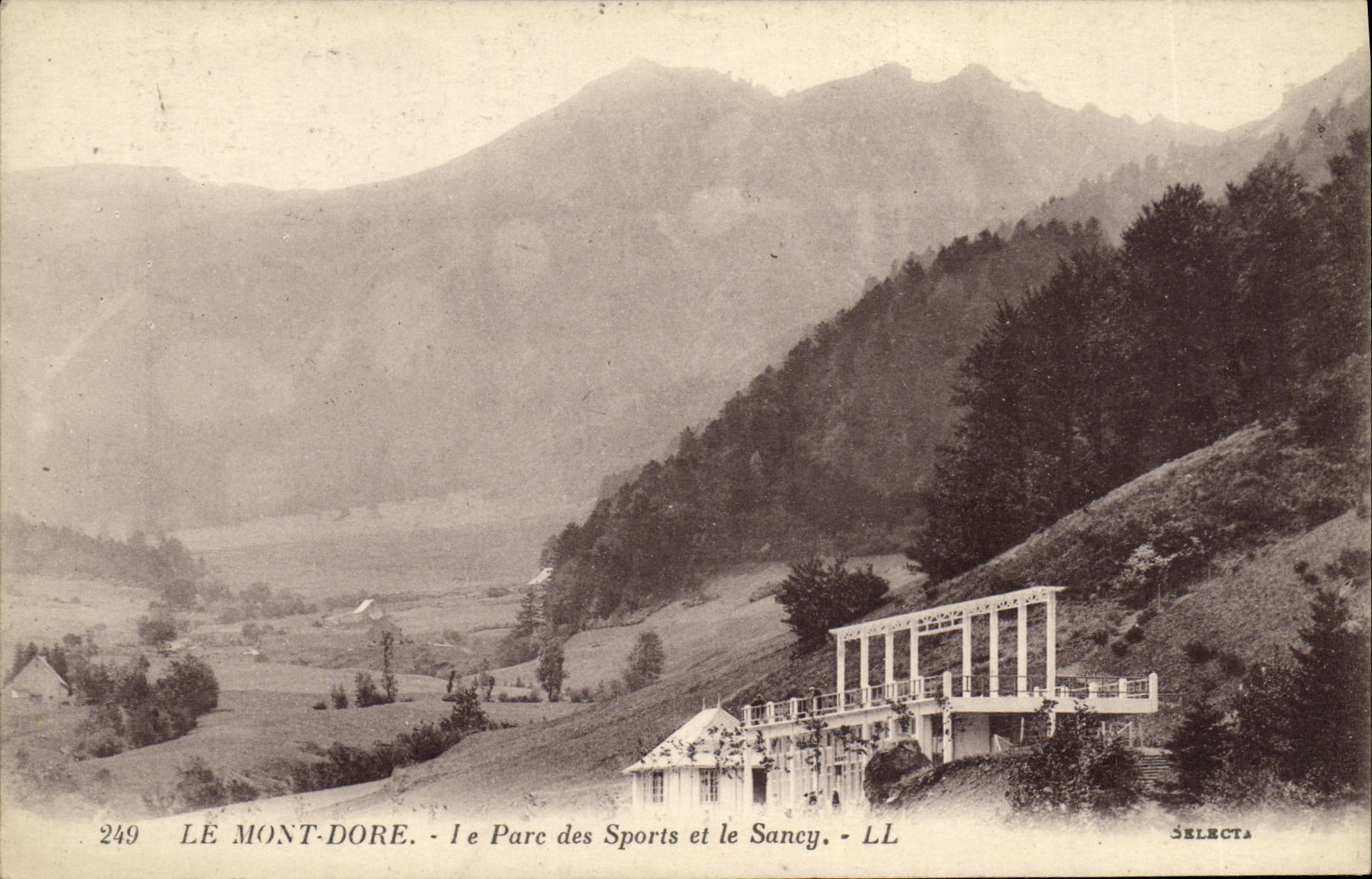 CPA Le Mont Dore Le Parc des Sports et le Sancy