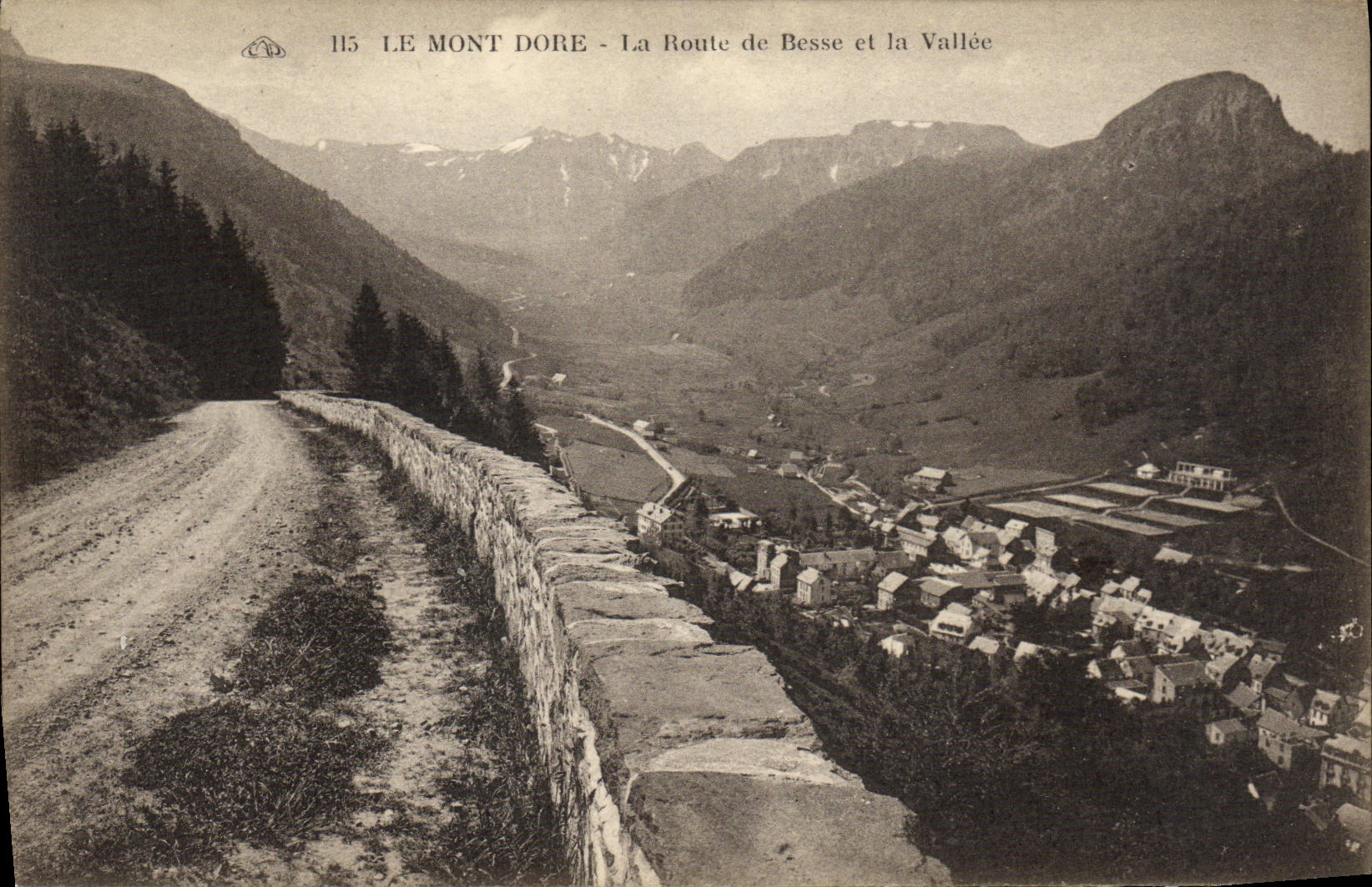 CPA Le Mont Dore La route de Besse et la vallee