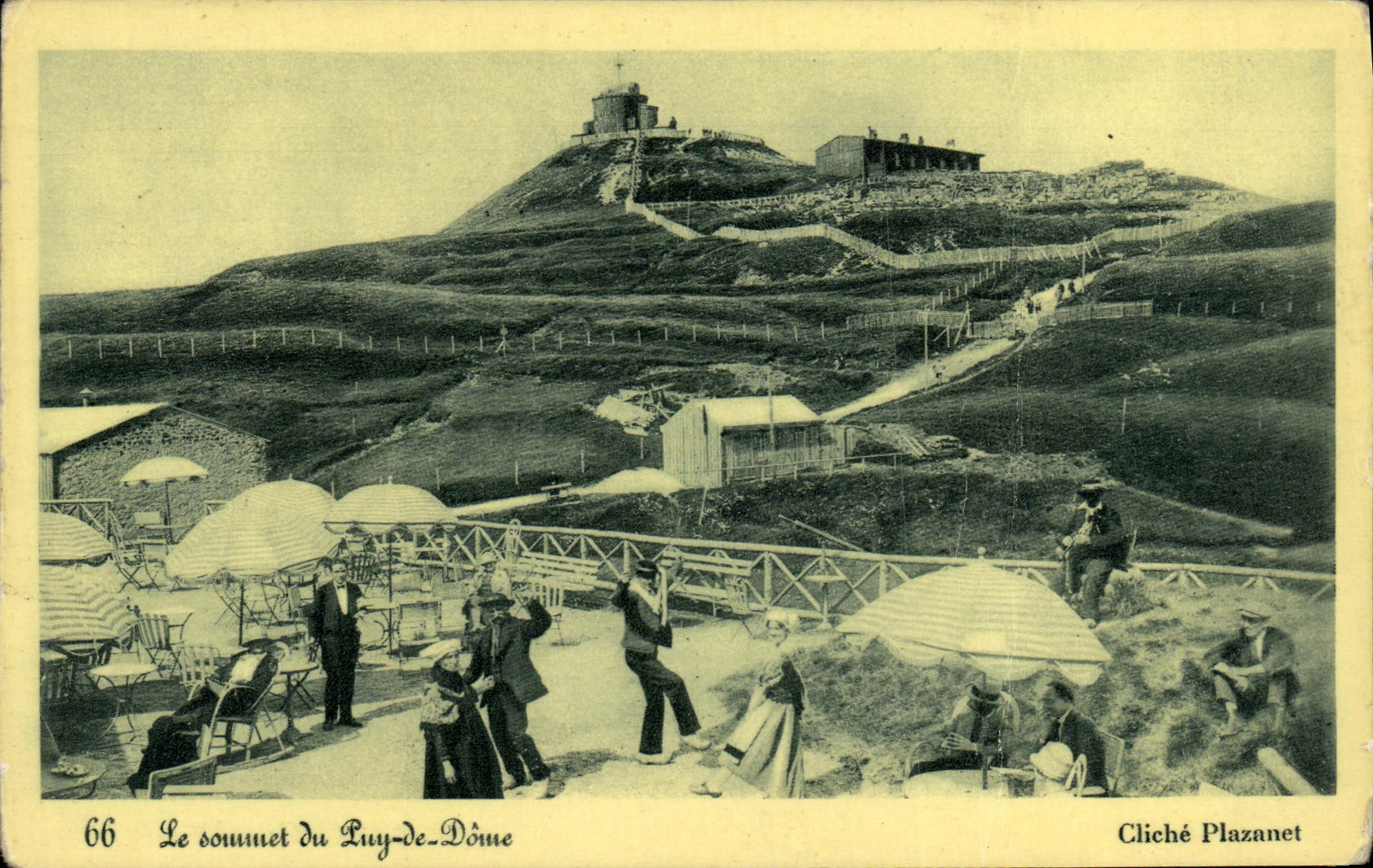 Le sommet du Luy-de-Dôme — vue panoramique avec visiteurs et terrasse — Cliché Plazanet, n°66