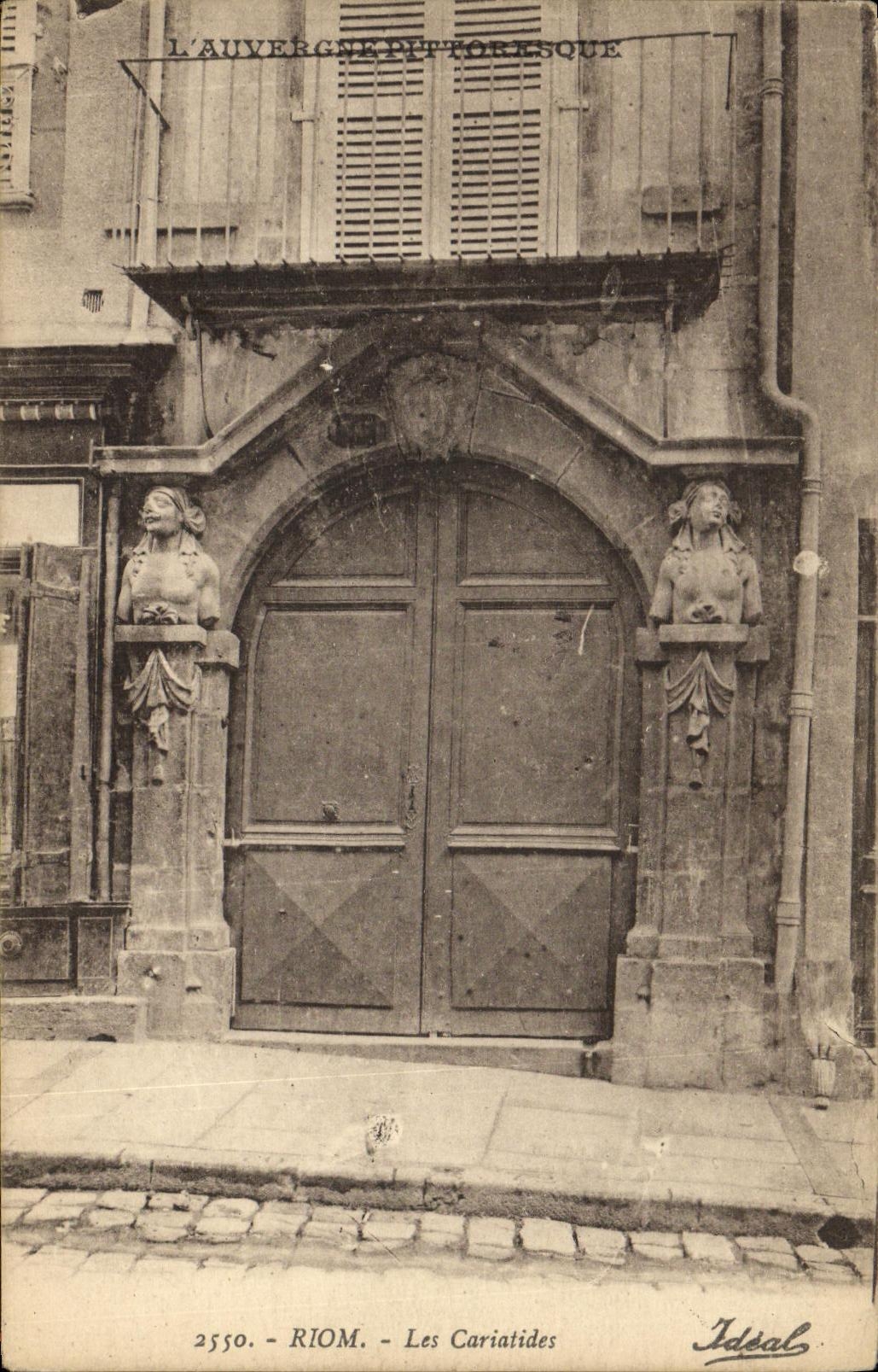 CPA L Auvergne Riom Les Cariatides