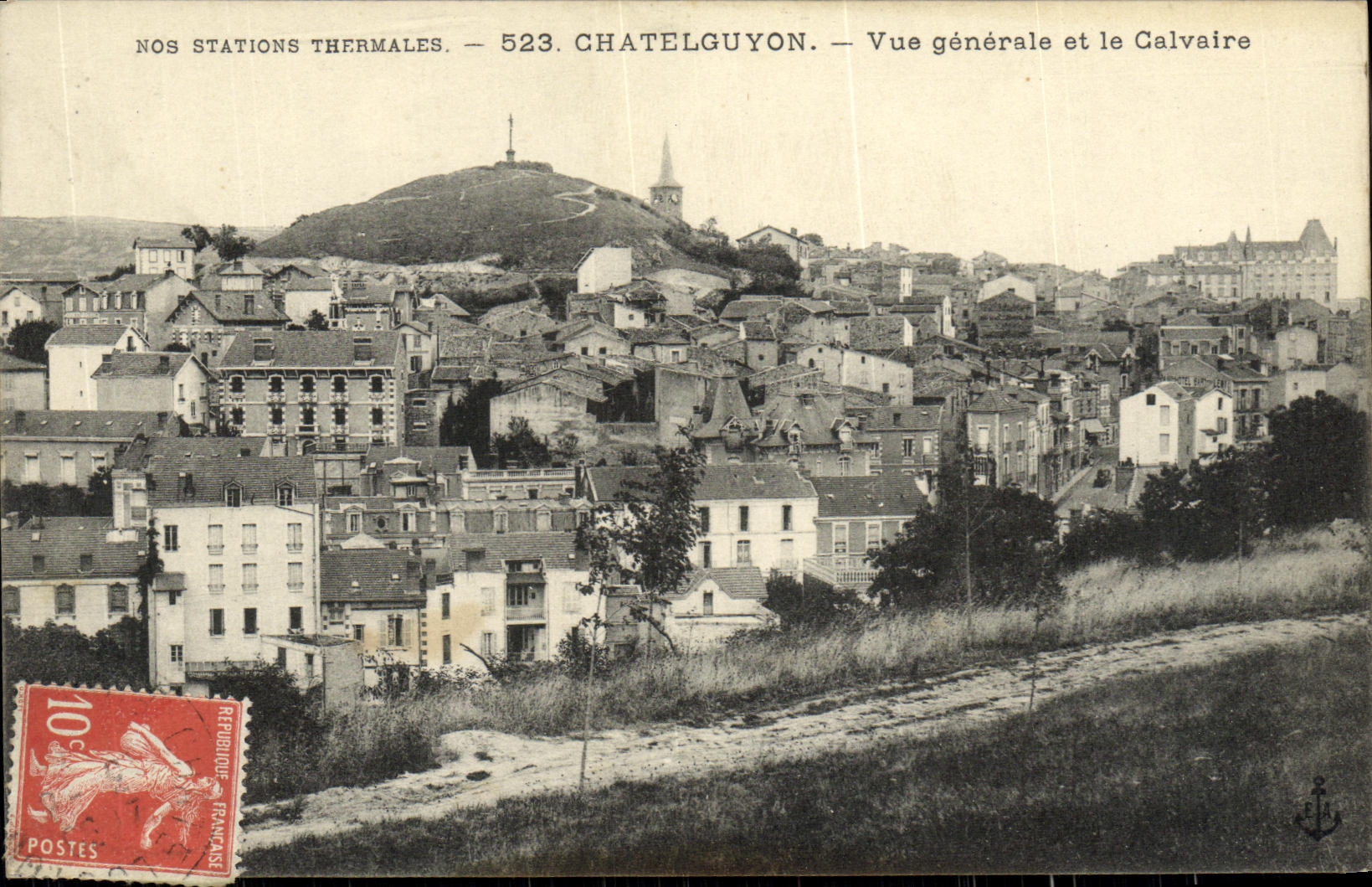 CPA L Auvergne Chatelguyon Vue Generale et le Calvaire