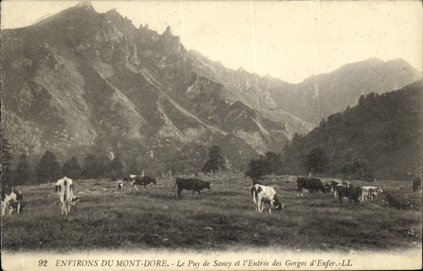 CPA Environs Du Mont Dore Le Puy de Sancy et L Entree des gorges d enfer Vaches