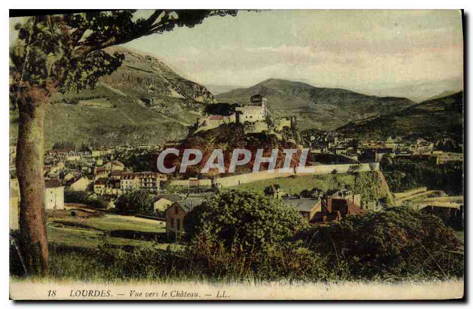 CPA Lourdes Vue Prise vers le Chateau