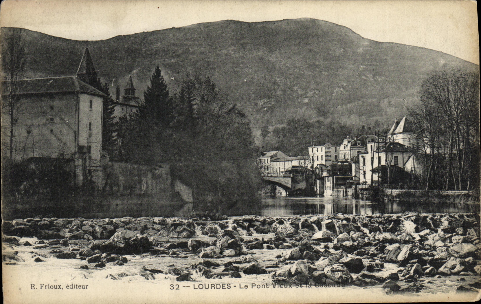 CPA Lourdes Le Pont Vieux et la cascade