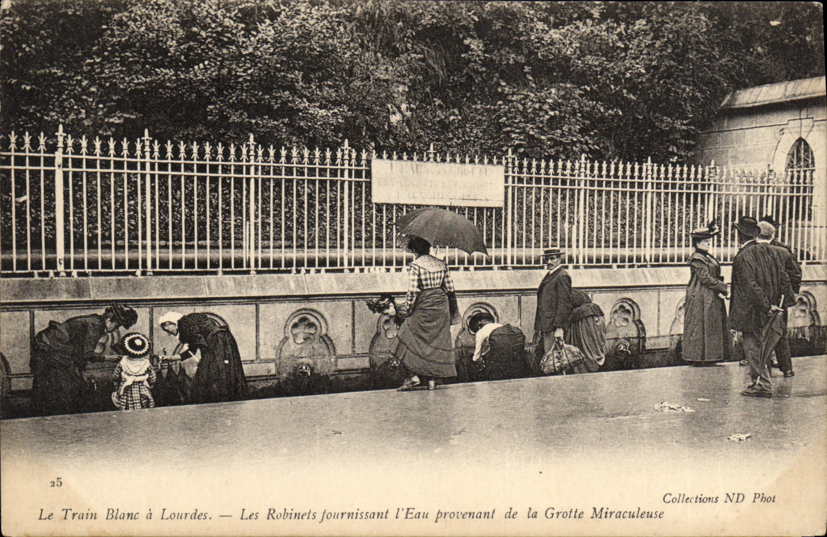 CPA Lourdes Le Train Blanc Les Robinets fournissant l eau provenant de la grotte miraculeuse