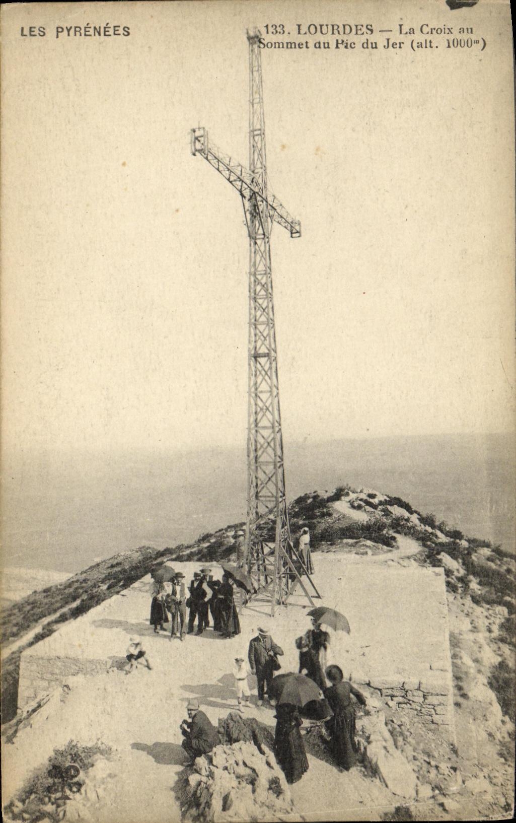 Lourdes — La Croix au sommet du Pic du Jer (alt. 1000m) — LES PYRÉNÉES, n°133