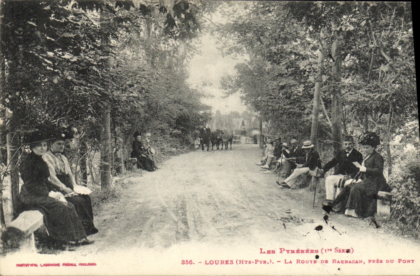 Loures (Hte-Pyrénées) — La Route de Barbazan, près du pont — Phototype Labouché Frères, N° 356