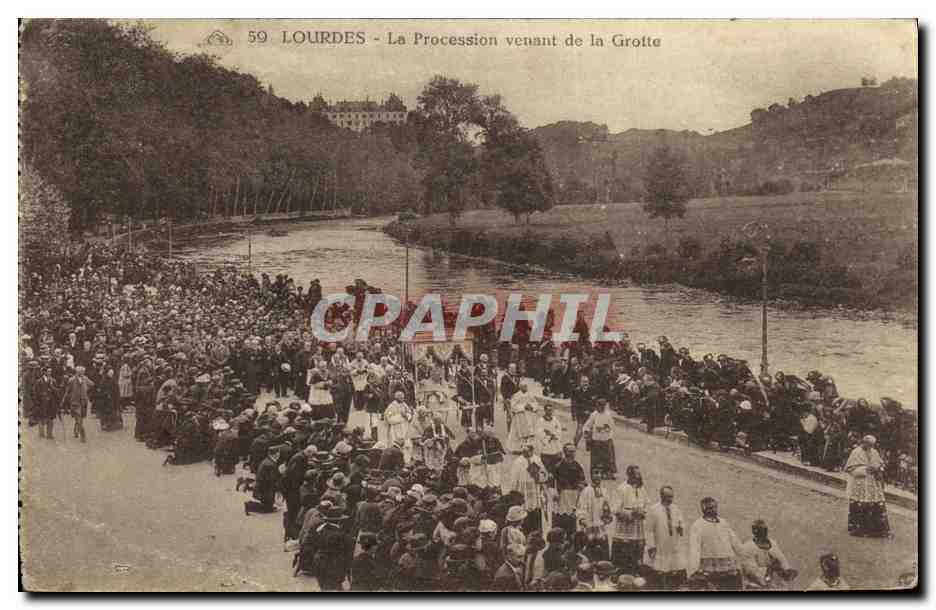 CPA Lourdes La Procession Venant de la Grotte