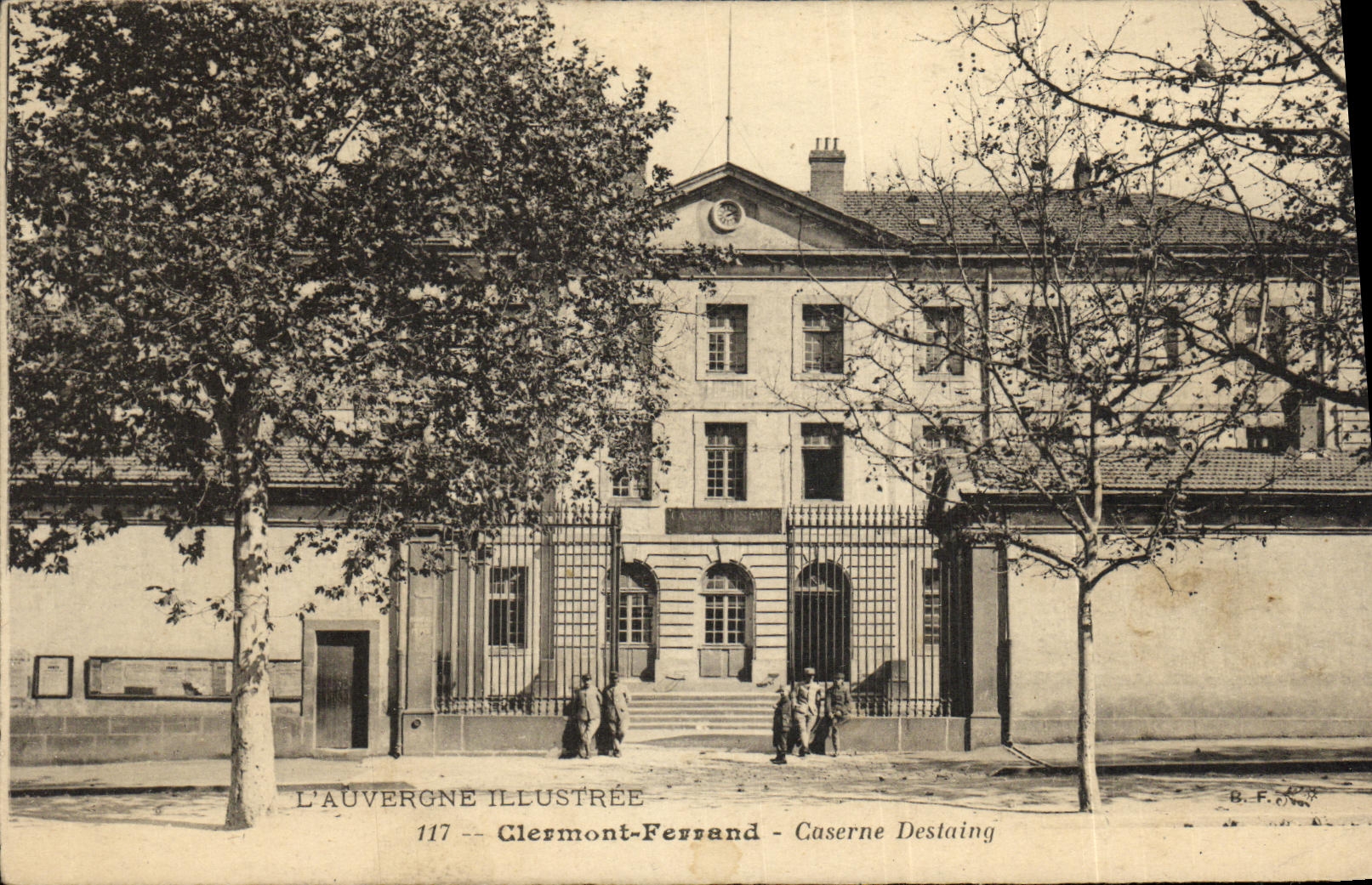 CPA Clermont Ferrand Caserne Destaing Militaria