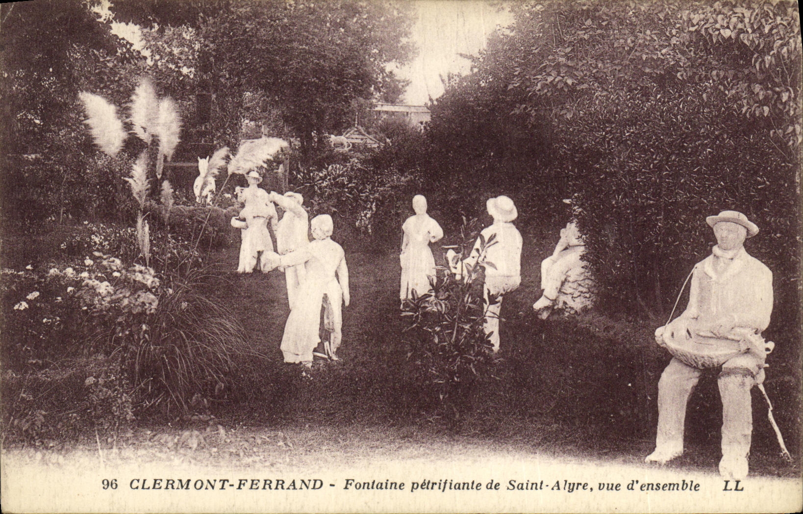 CPA Clermont Ferrand Fontaine Petrifiante de Saint Alyre