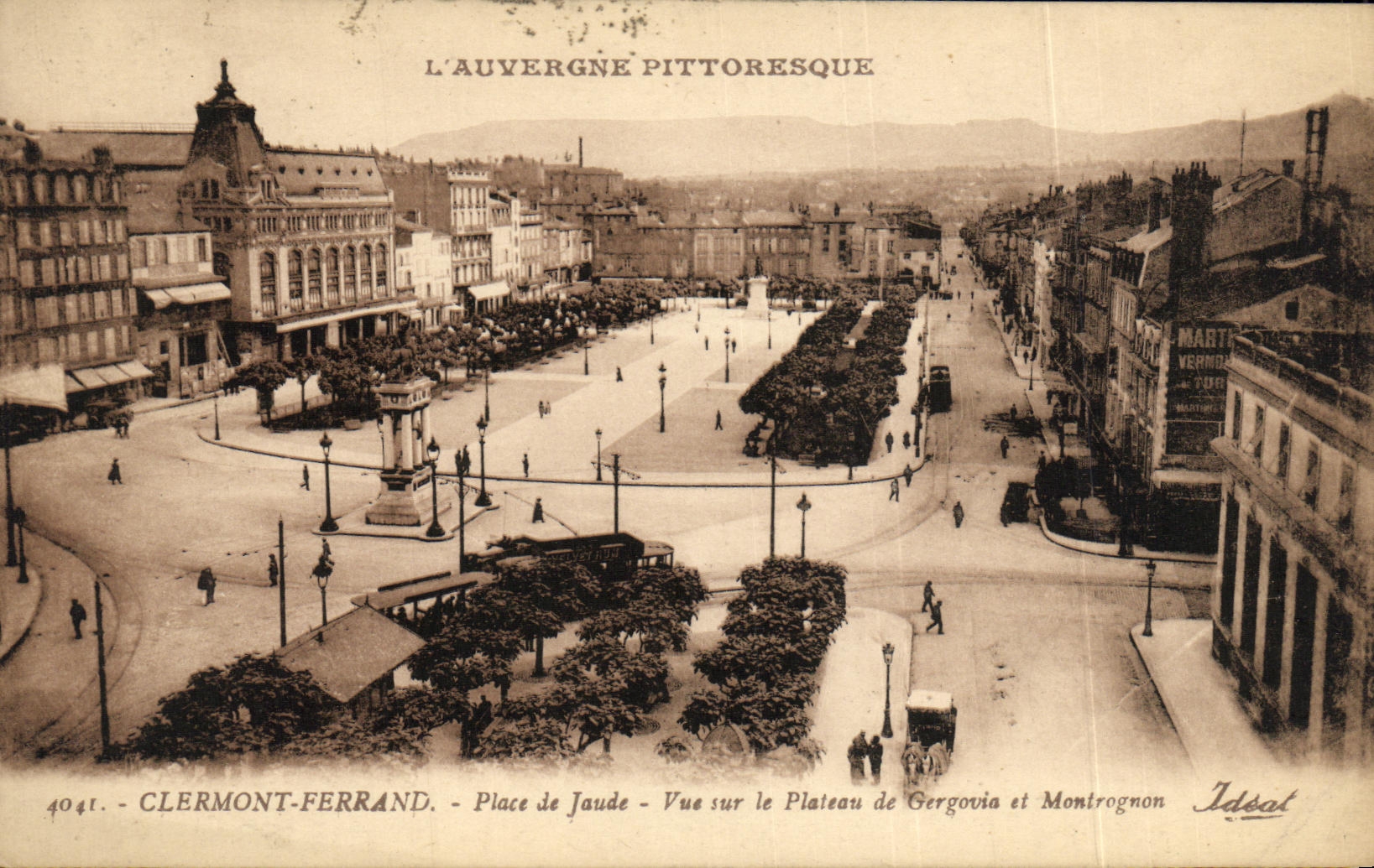 CPA Clermont Ferrand Place de Jaude Vue sur le plateau de Gergovia et Montrognon