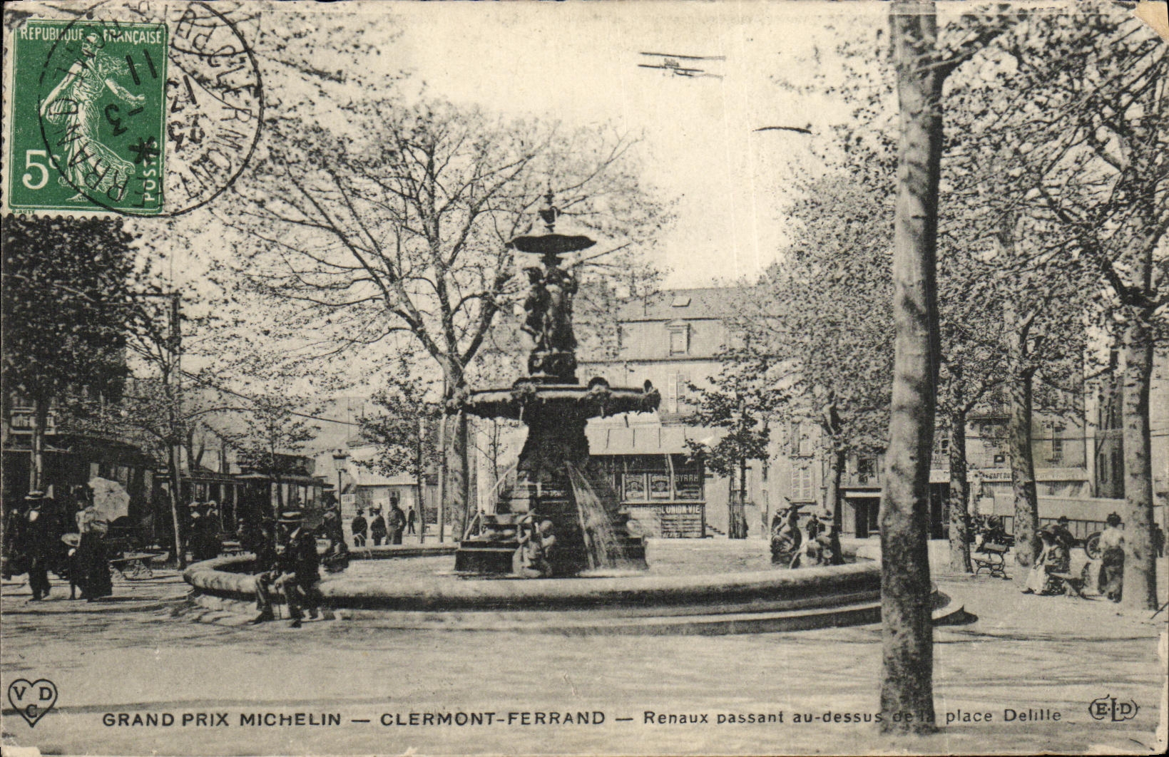 CPA Clermont Ferrand Renaux passant au dessus de Place Delille